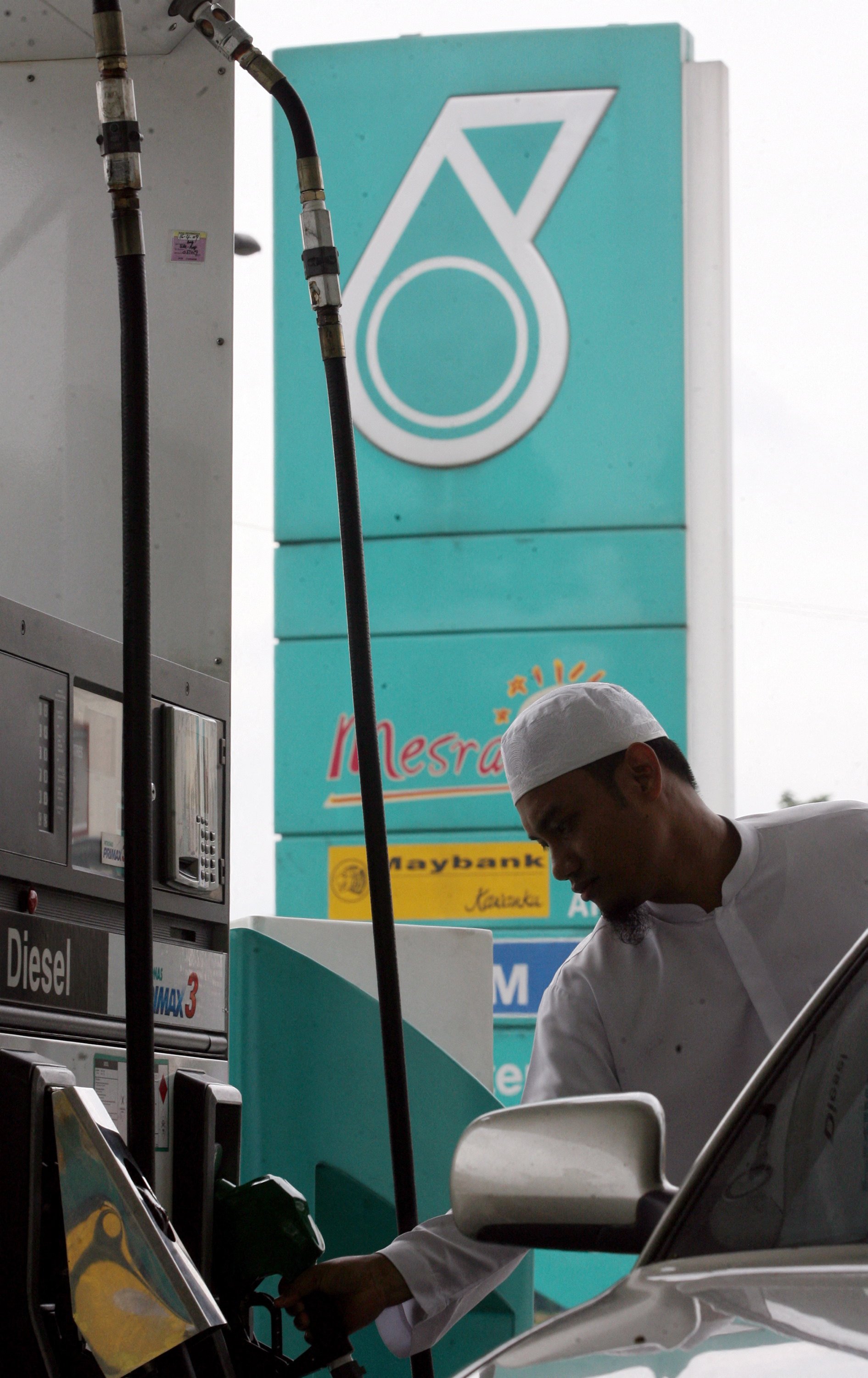 A man fills his car with fuel in Kuala Lumpur. Malaysian Prime Minister Anwar Ibrahim has said the diesel subsidy cut was aimed at the “uber rich and foreigners”. Photo: AFP
