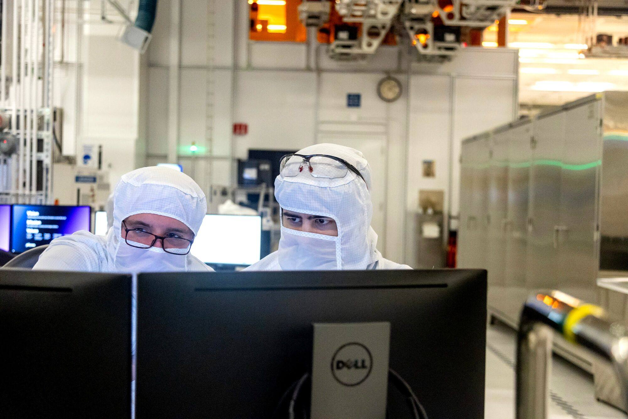 Workers in the clean room at US memory chip maker Micron Technology, June 10, 2024. Photo: Bloomberg
