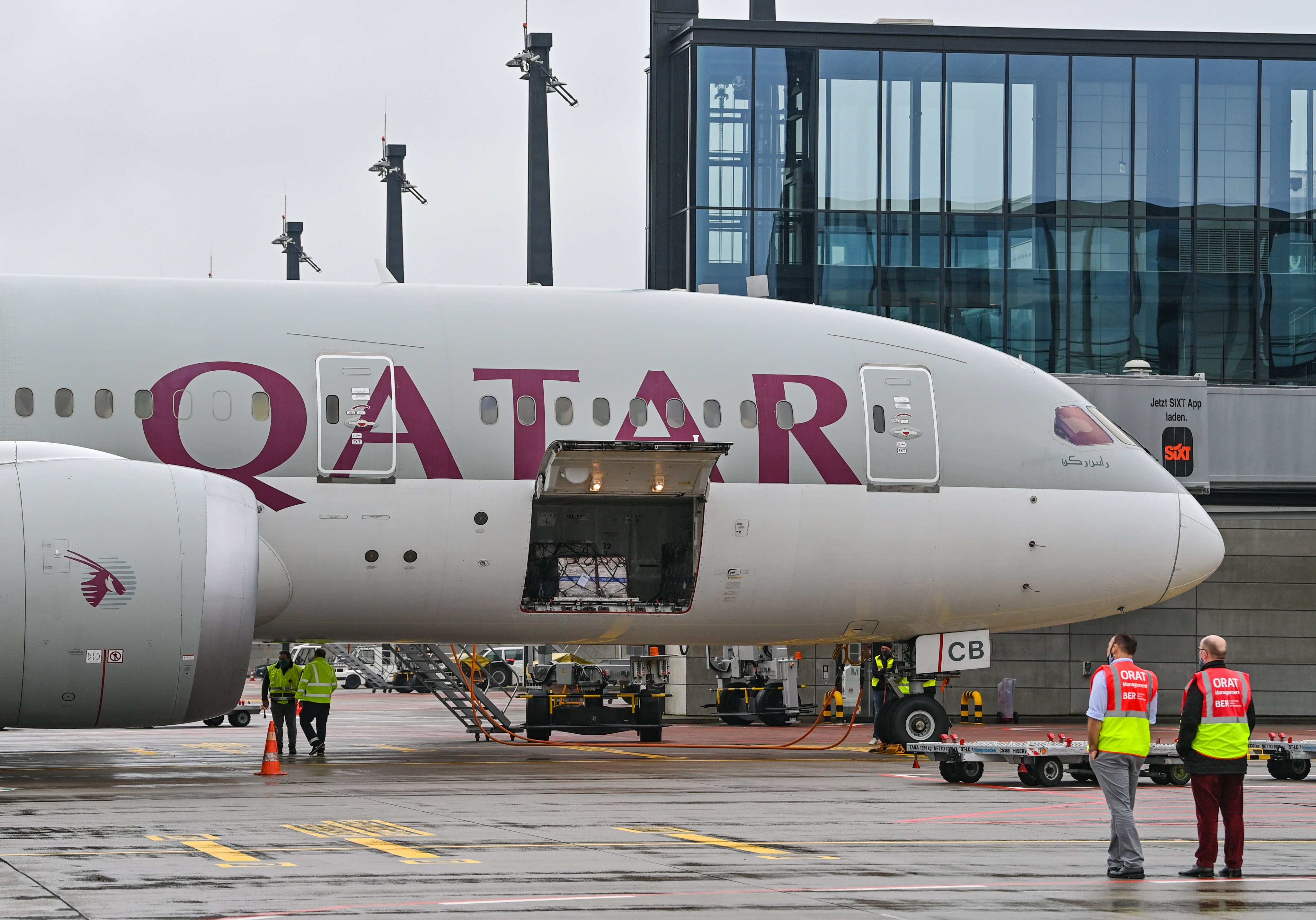 A Boeing 787 (Dreamliner) of Qatar Airways at a gate at the Berlin Airport.  A Qatar Airways flight was delayed in Athens due to a technical issue in intense heat. Photo: dpa