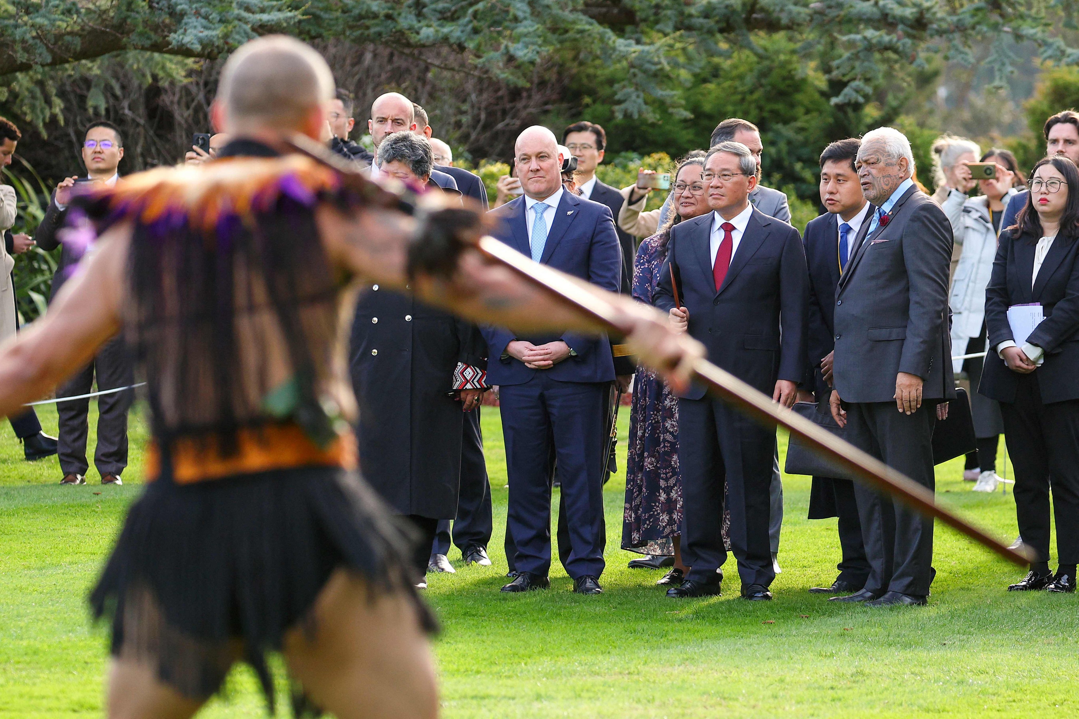 Premier Li Qiang and New Zealand’s Prime Minister Christopher Luxon watch a welcoming ceremony in Wellington. Photo: AFP