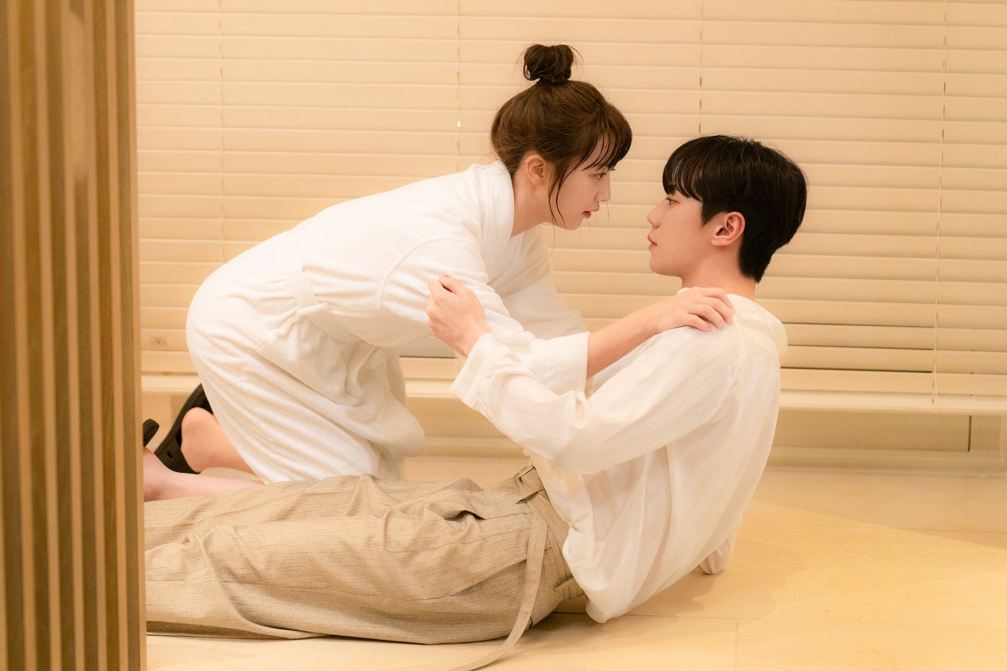 Pyo Ye-jin (left) as main character Shin Jae-rim and Lee Jun-young as chaebol heir Moon Chae-min in a still from Dreaming of a Freaking Fairy Tale.