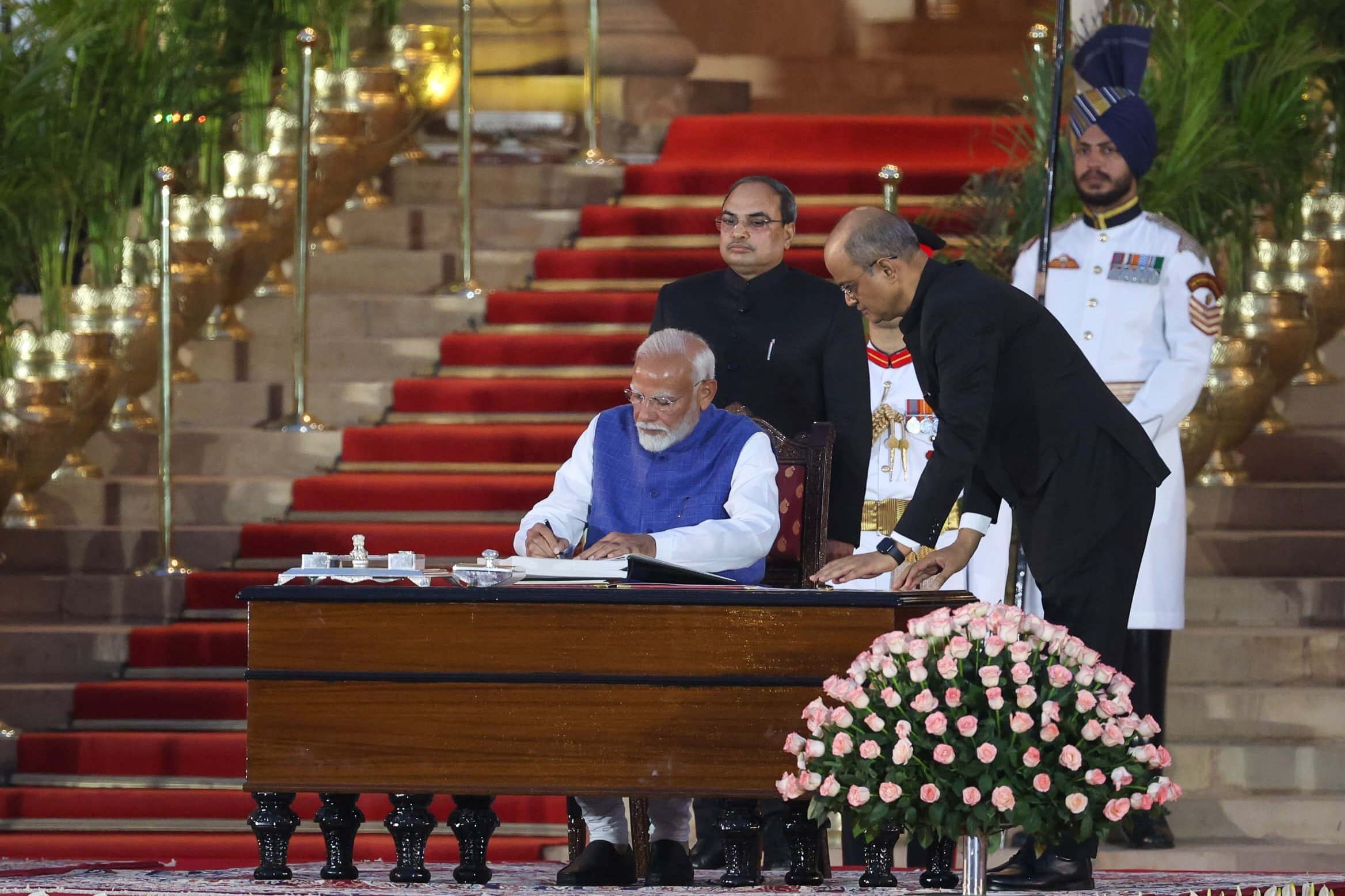 Narendra Modi signs after taking the oath as India’s prime minister during the swearing-in ceremony at the presidential palace in New Delhi on June 9. Photo: EPA-EFE