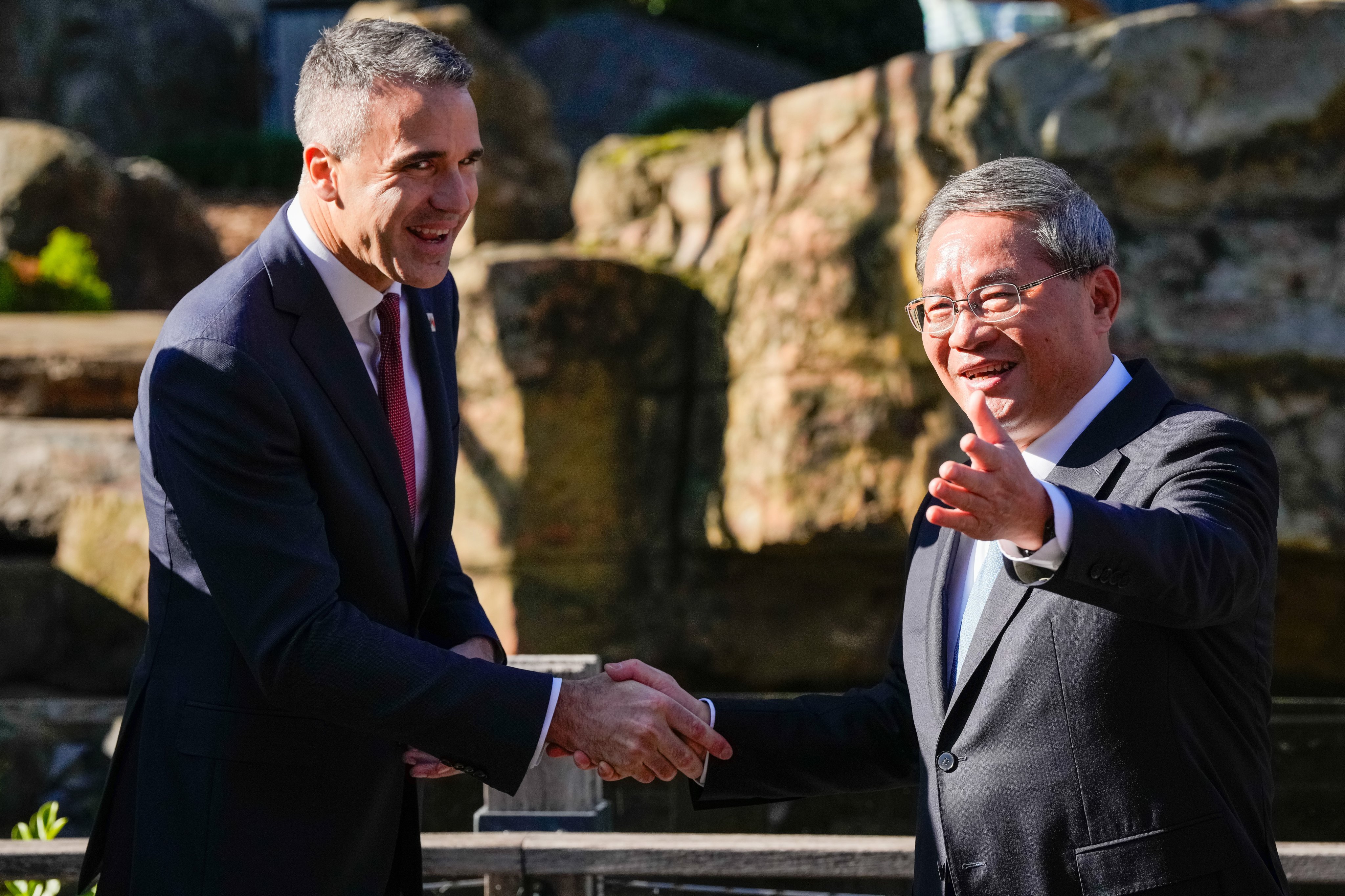 China’s Premier Li Qiang shakes hands with South Australian Premier Peter Malinauskas (left) at Adelaide Zoo on Sunday. Photo: dpa