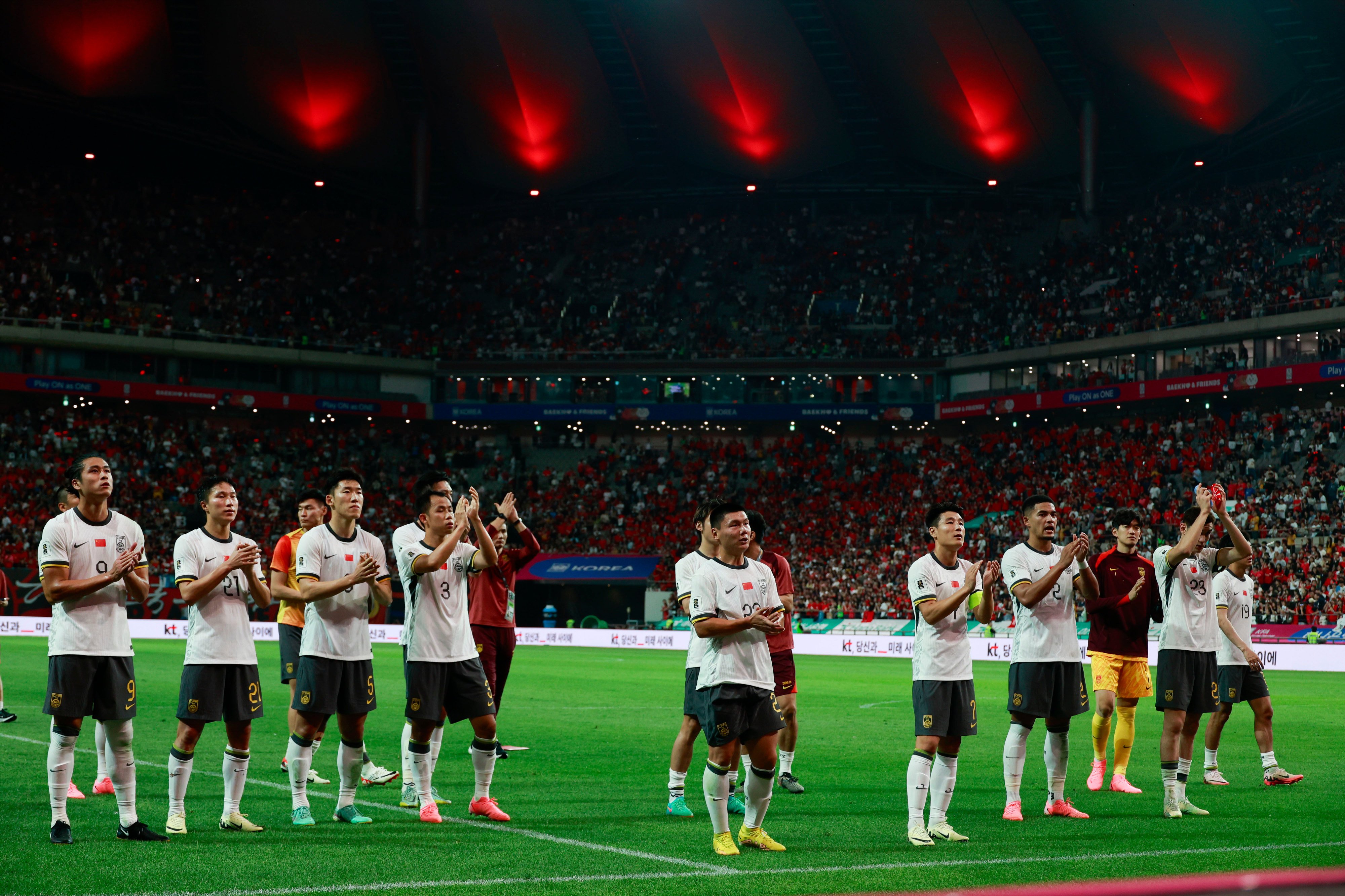 China players thank spectators after their narrow defeat by South Korea in Seoul last week. Photo: Xinhua