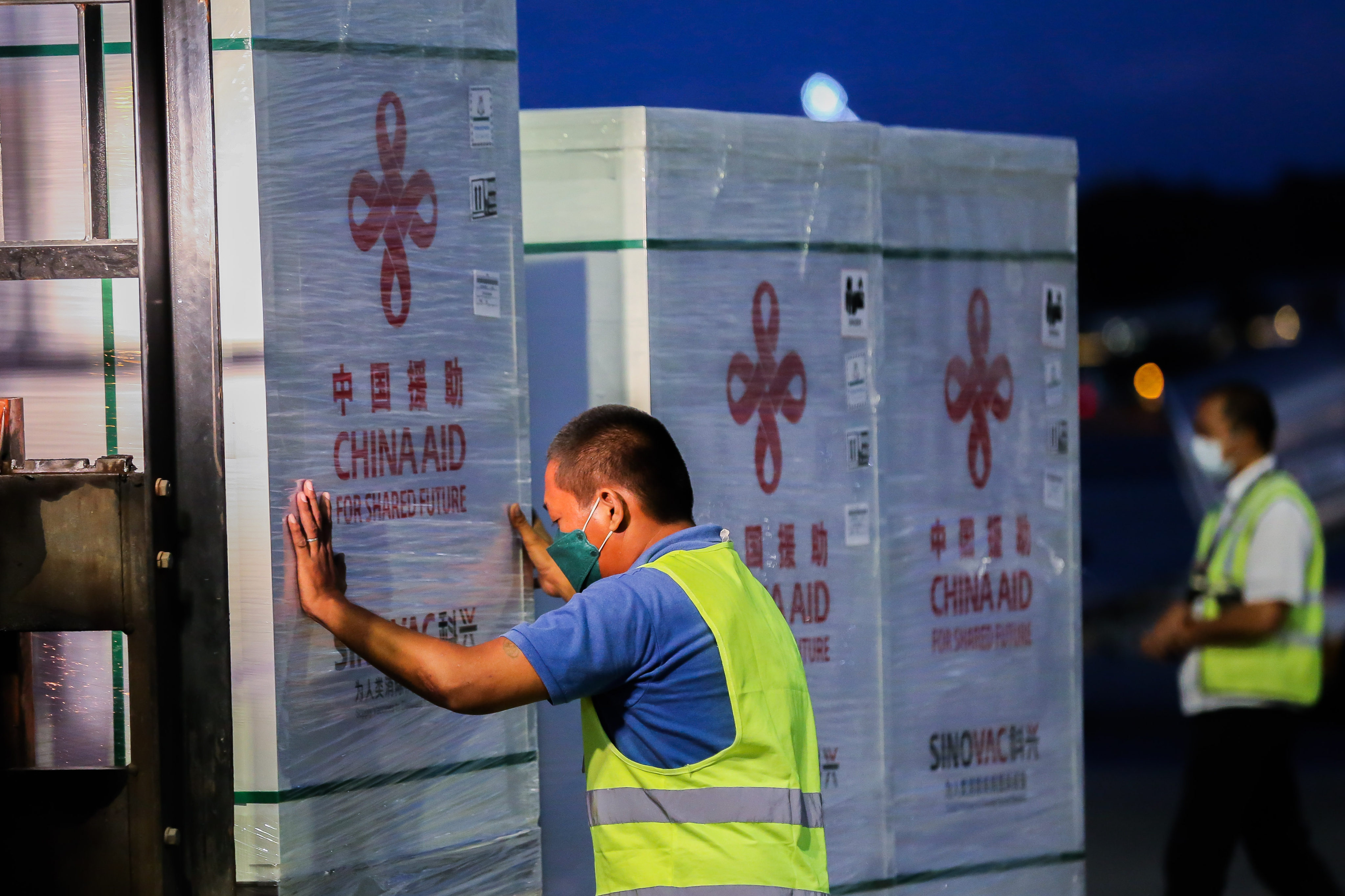 A staff member transports cargos containing Sinovac vaccines donated by the Chinese government in Pasay City, the Philippines, in December 2021. Photo: Xinhua