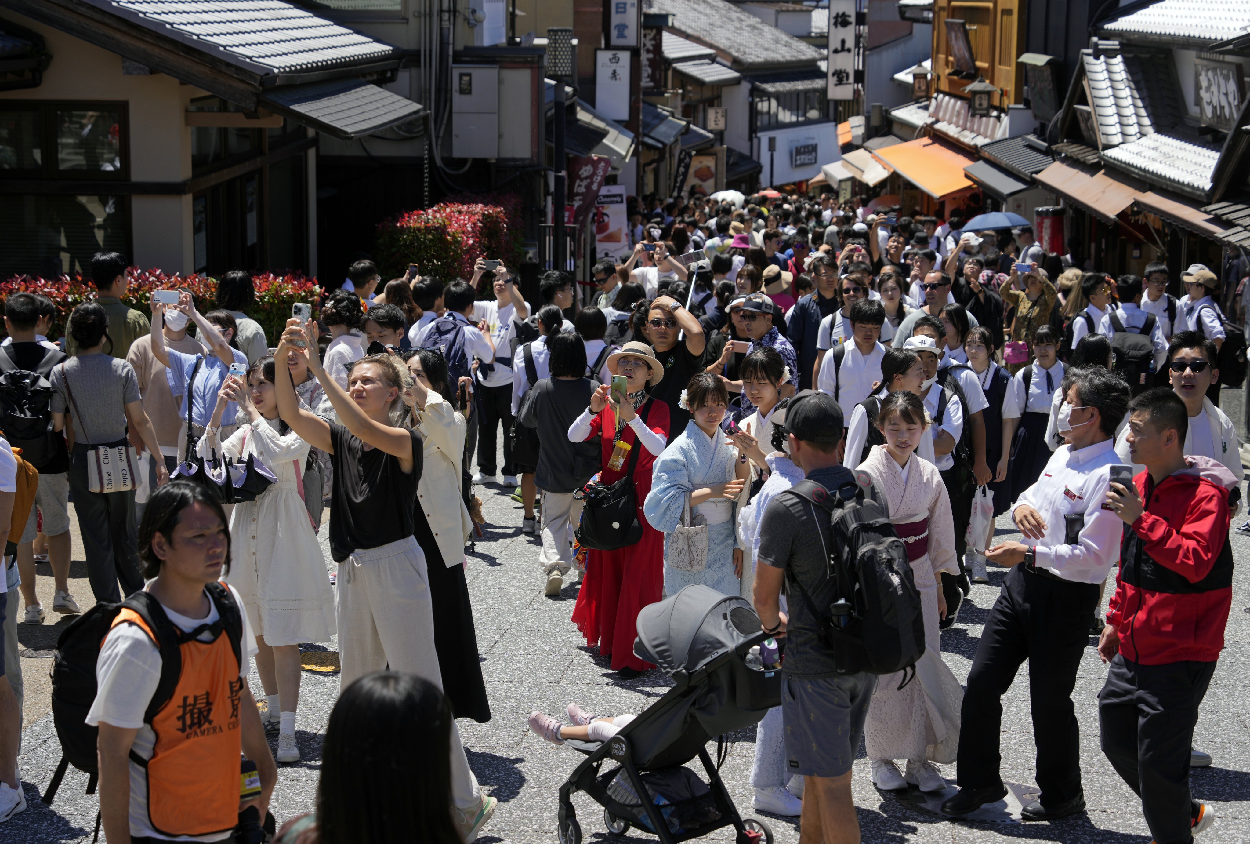 Tourists gather before Kiyomizu-dera temple, a famous tourist destination near Gion district, in Kyoto, Japan. Photo: EPA-EFE