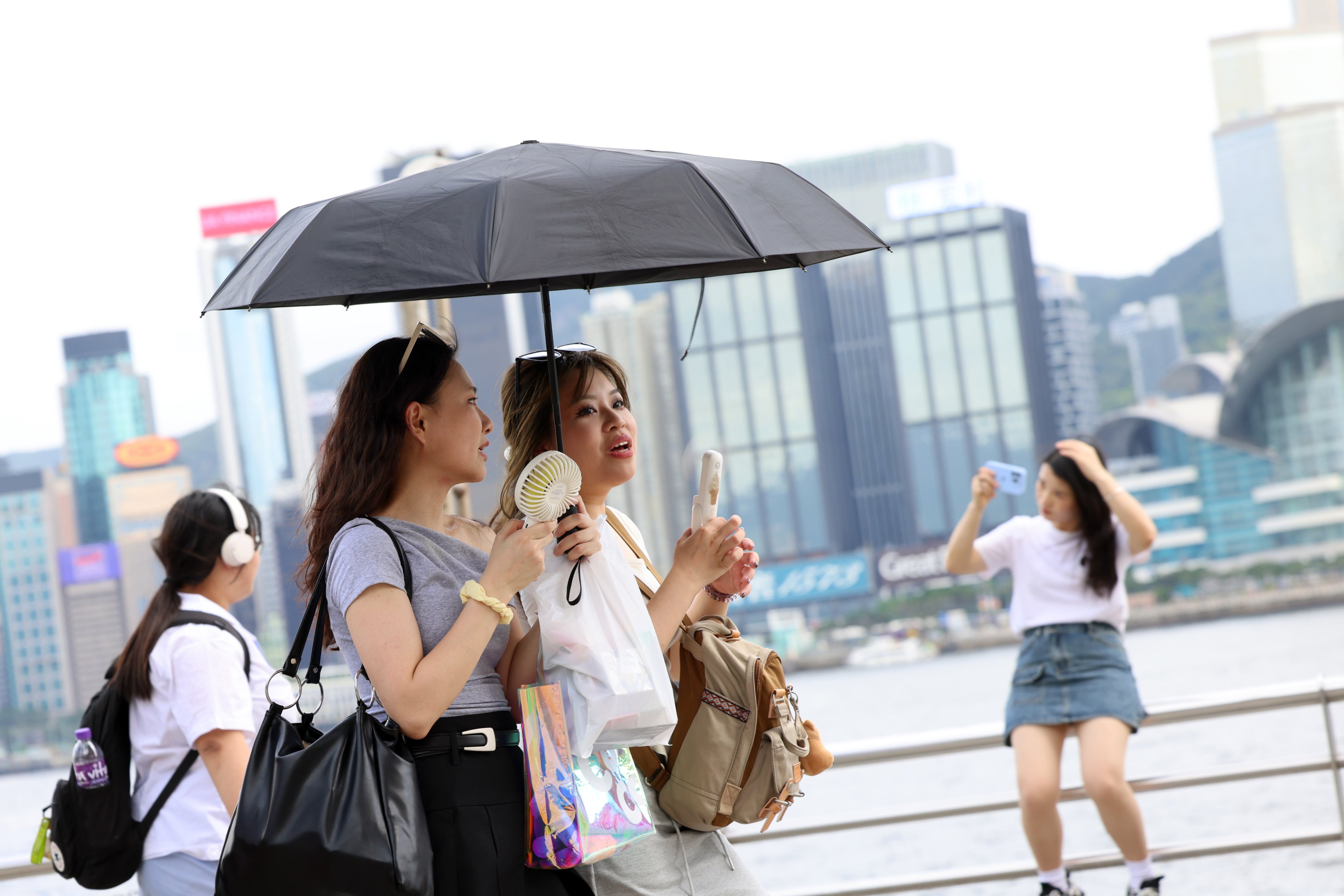 Tourists visit the Tsim Sha Tsui waterfront amid Thursday’s hot weather. Photo: Jelly Tse