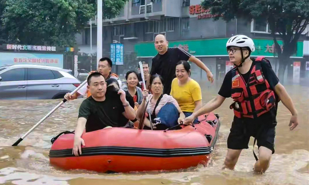 Rescue workers move residents to safety after their homes were flooded in Guilin, southern China. Photo: Weibo