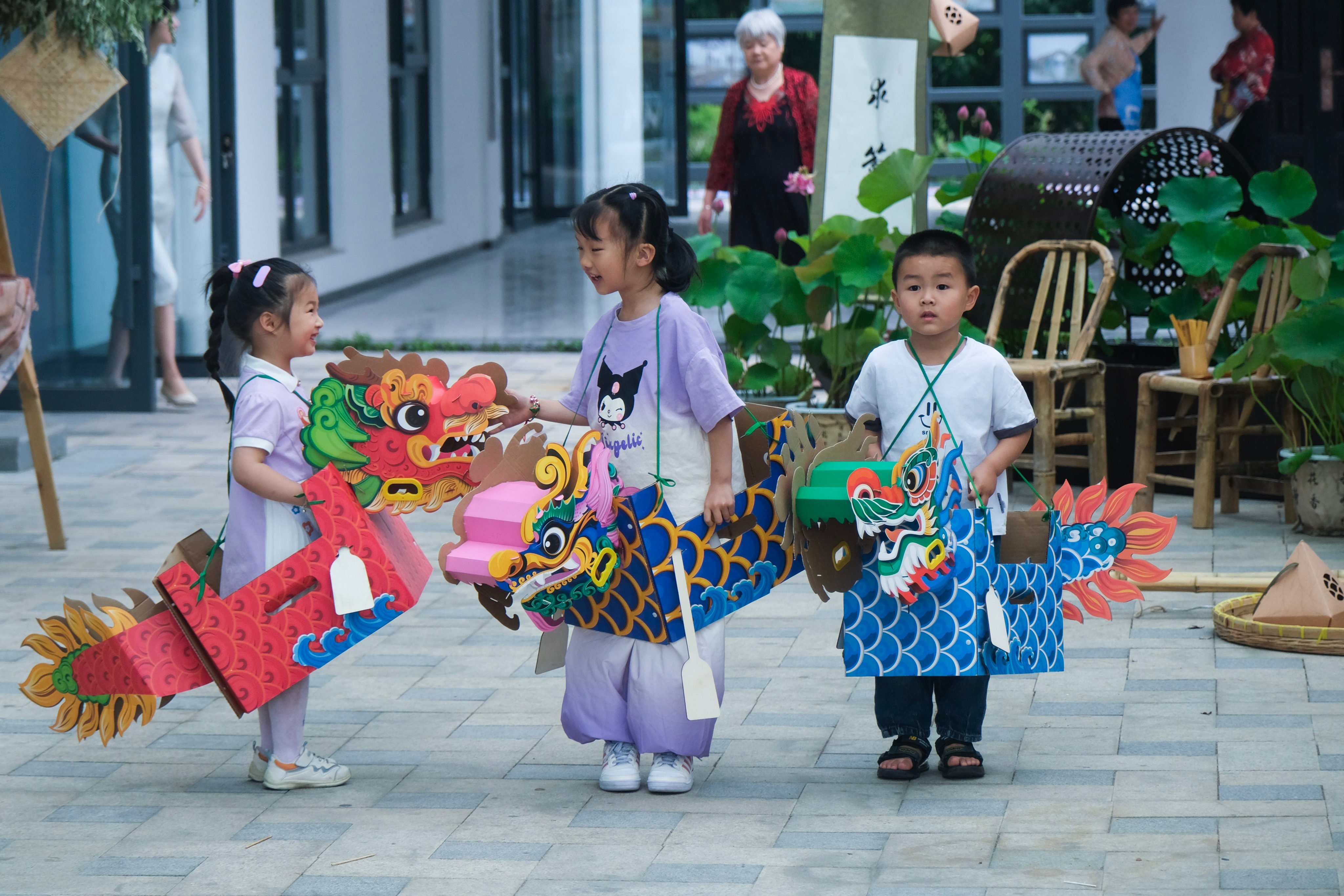 Children play a dragon boat-themed game in east China’s Zhejiang Province. Photo: Xinhua