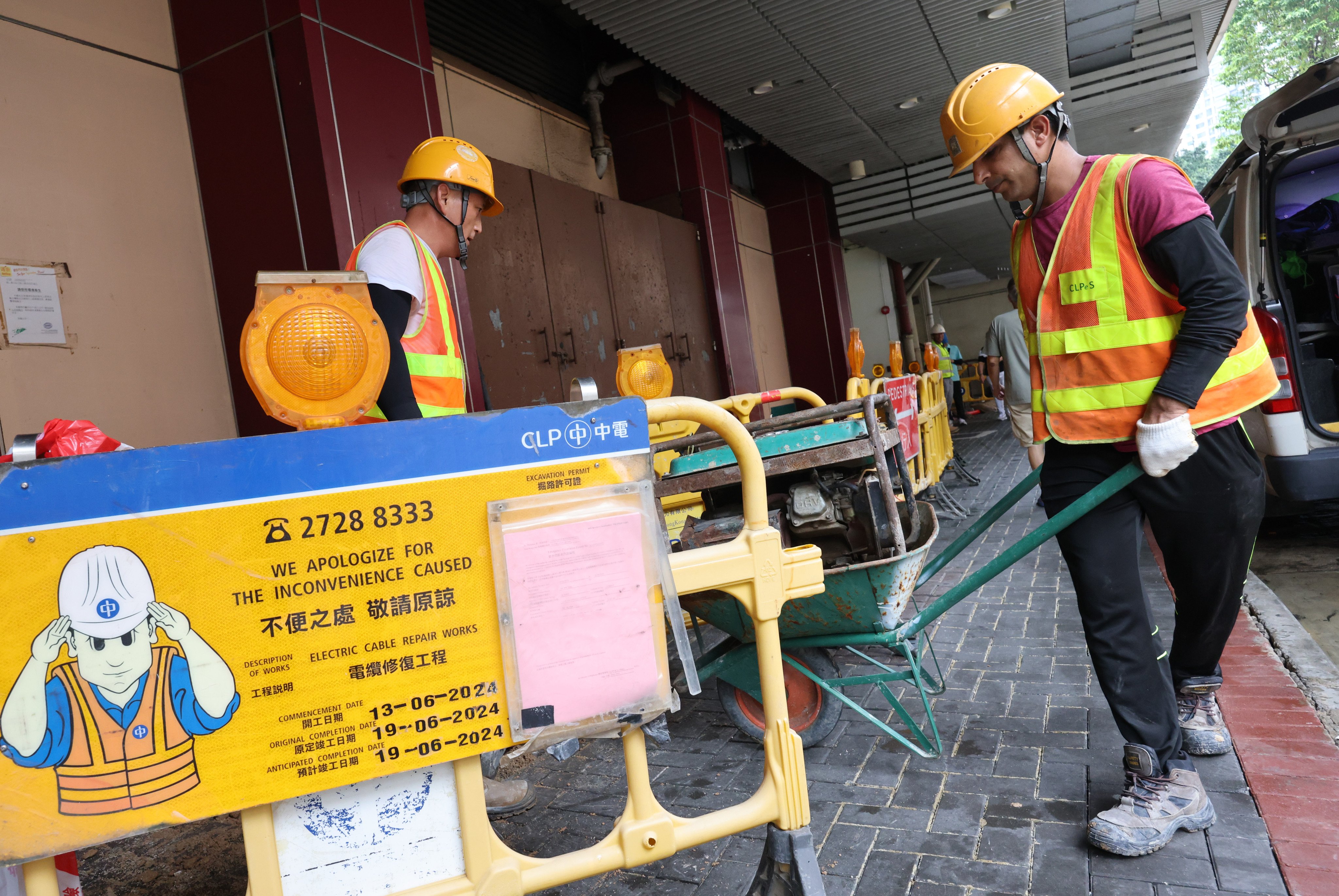 CLP maintenance workers outside Lung Kwong House in Lower Wong Tai Sin Estate. A blackout left about 2,250 households and businesses in Wong Tai Sin without power for more than four hours last week. Photo: Jelly Tse