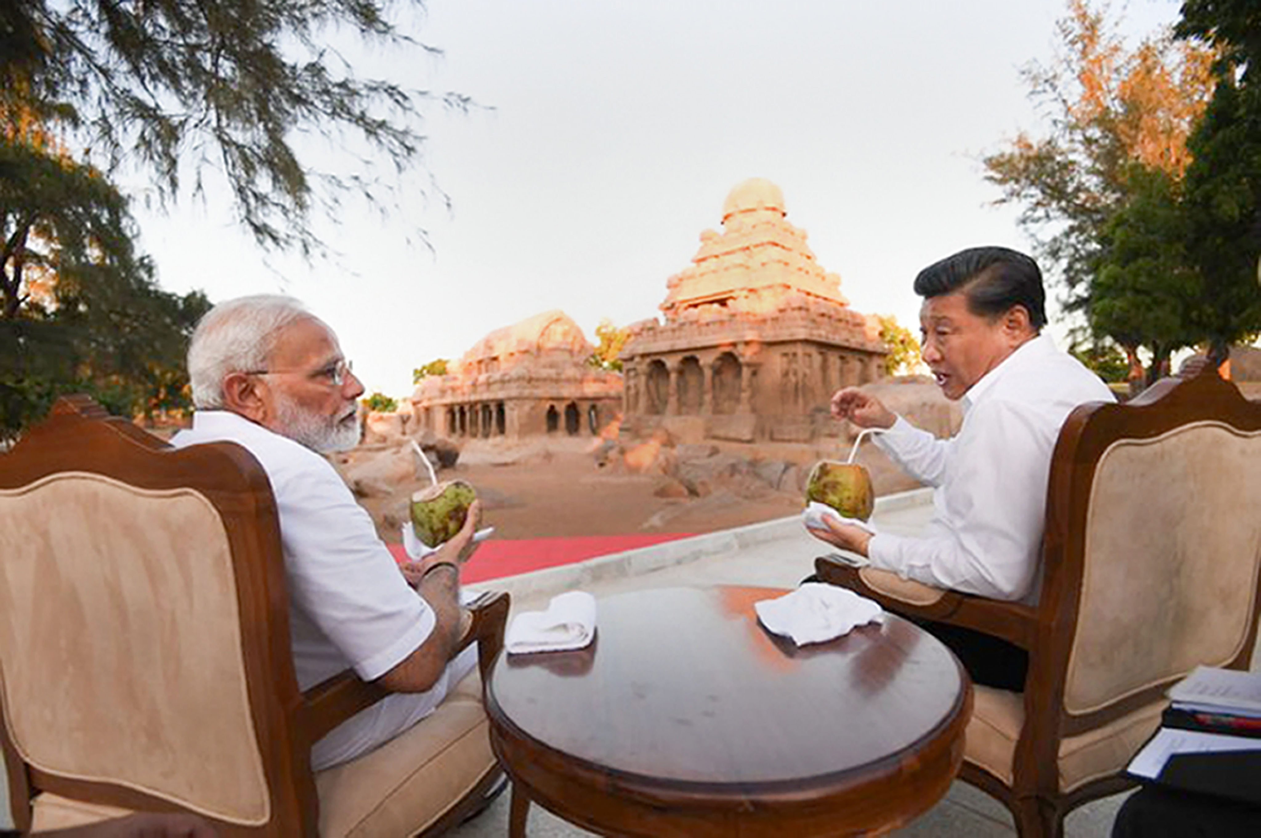 Indian Prime Minister Narendra Modi and Chinese President Xi Jinping chat during their informal summit in Mamallapuram, India, on October 11, 2019. Photo: PTI/dpa