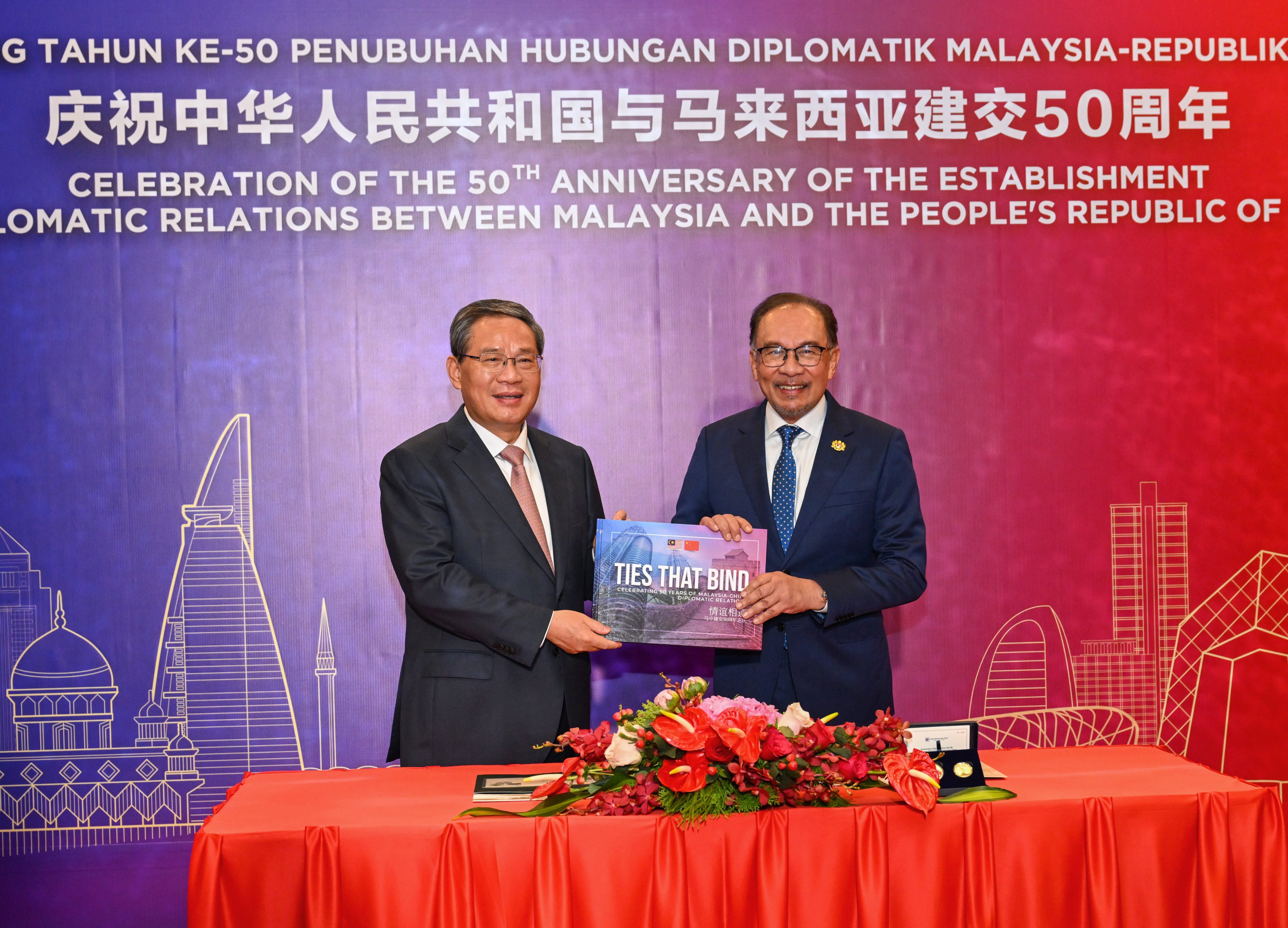 Chinese Premier Li Qiang and Malaysian Prime Minister Anwar Ibrahim at a reception in Kuala Lumpur on Wednesday celebrating 50 years of diplomatic ties. Photo: Xinhua