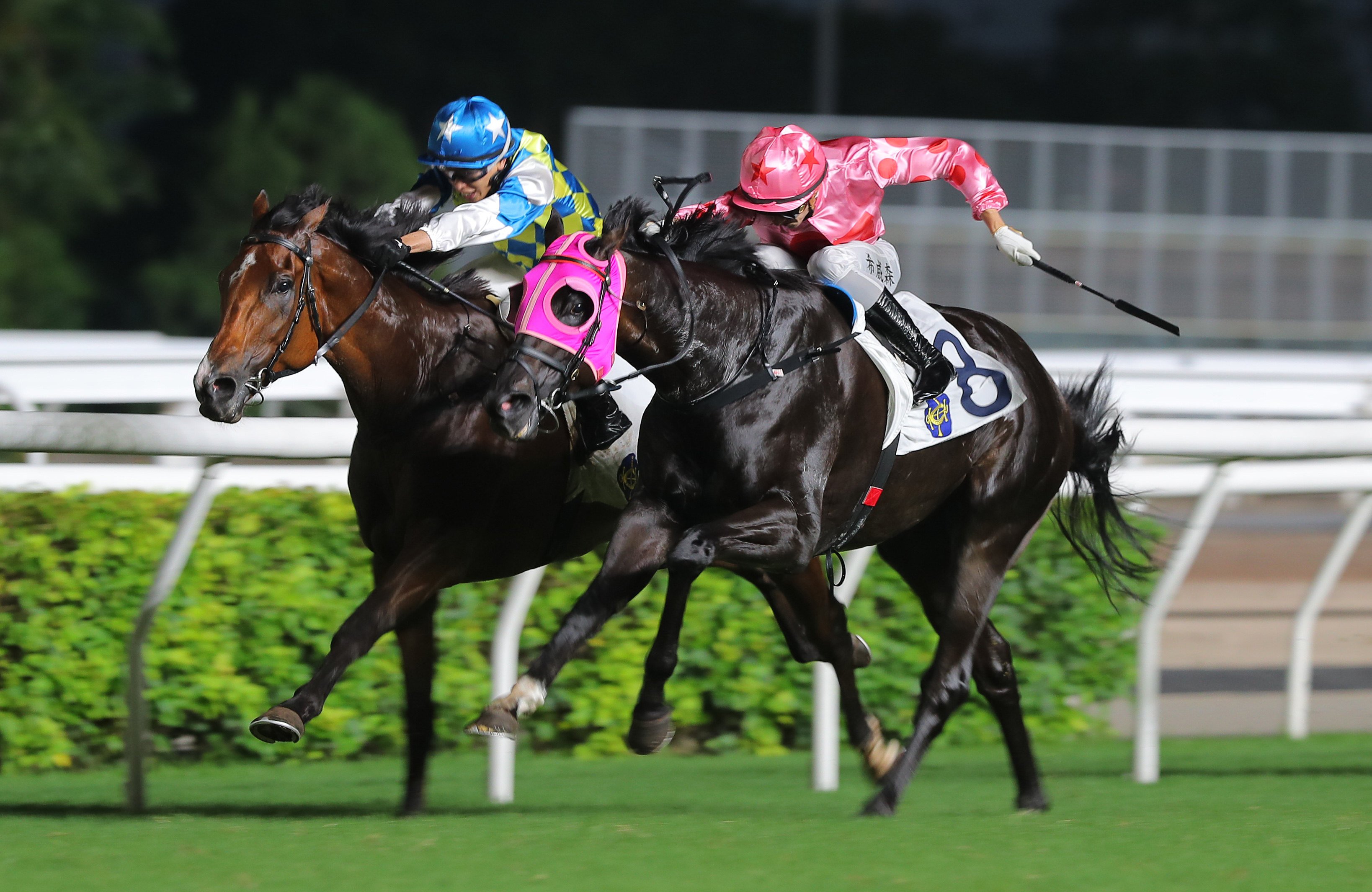 Vincent Ho lifts Galaxy Patch (left) to a narrow Lion Rock Trophy win over Chancheng Glory. Photos: Kenneth Chan