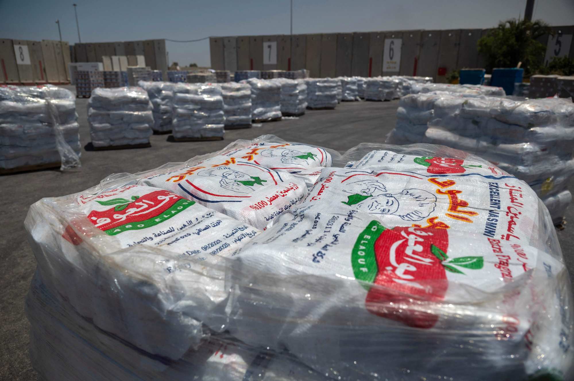 Los alimentos se amontonan en el cruce de Gaza mientras las agencias de ayuda dicen que no pueden trabajar