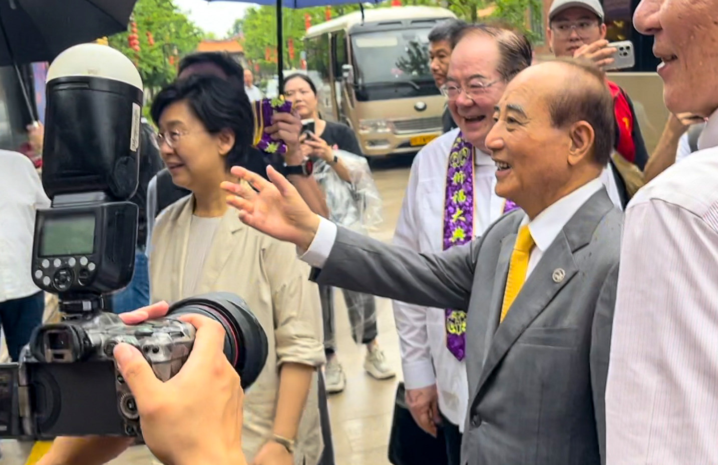 Wang Jin-pyng and Jiangsu province’s Taiwan affairs chief Lian Yueqin (left) with other delegates at the Huiju Tianhou Temple in Kunshan on Sunday. Photo: CNA