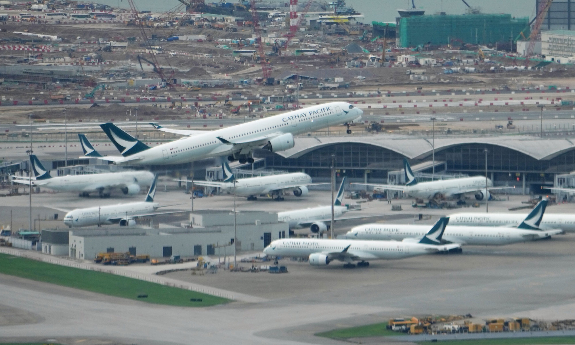 Por qué la reputación del aeropuerto de Hong Kong corre el riesgo de entrar en la zona de peligro