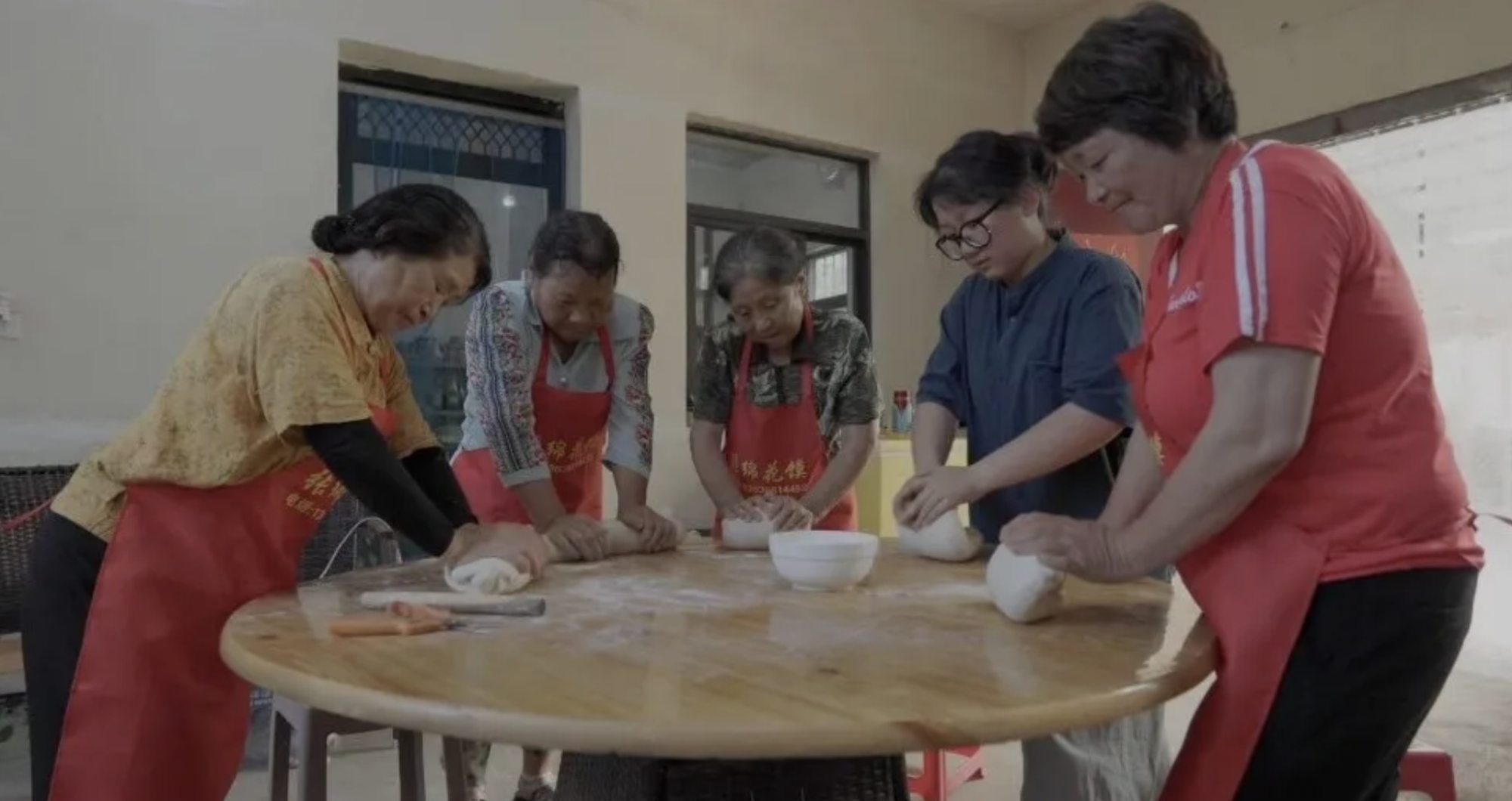 Rural women kneading dough as part of artist Qiu’s project to highlight the issue of domestic violence. Photo: Weixin.qq