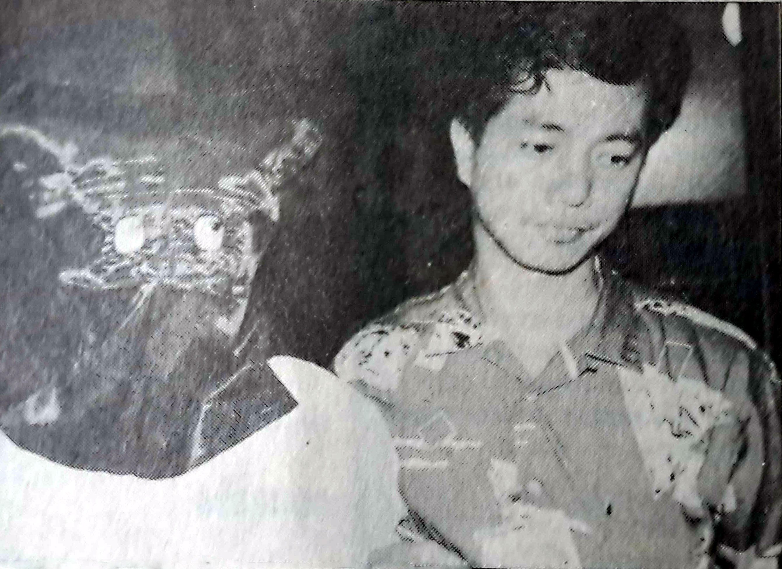 A suspect held in connection with what a judge called a “gruesome revenge attack” on a triad leader’s 14-year-old son is escorted to the scene of the crime in June 1988. Fung Kam-keung was convicted of murder for the killing, and in 1990 lost an appeal against his sentence. Photo: SCMP