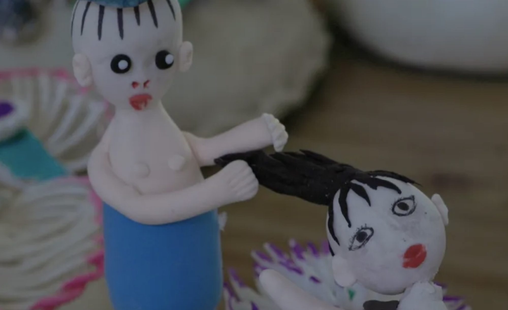 The dough figures are used to re-enact graphic scenes of family violence, including hair pulling. Photo: Weixin.qq