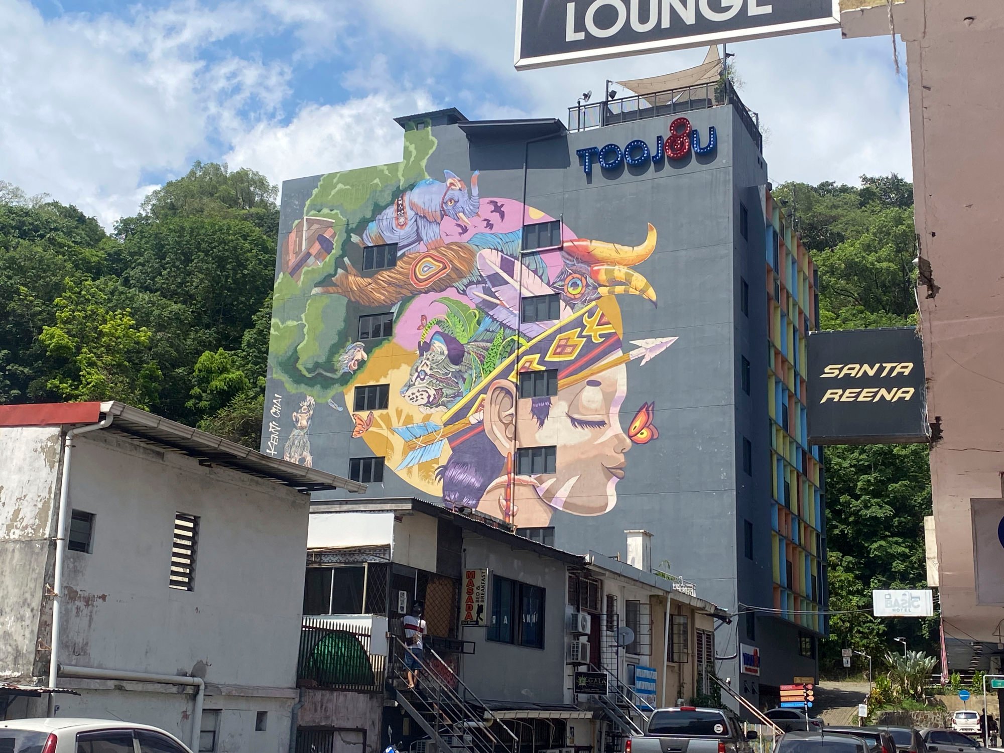 在马来西亚哥打京那巴鲁，很难区分真正的街头艺术和广告