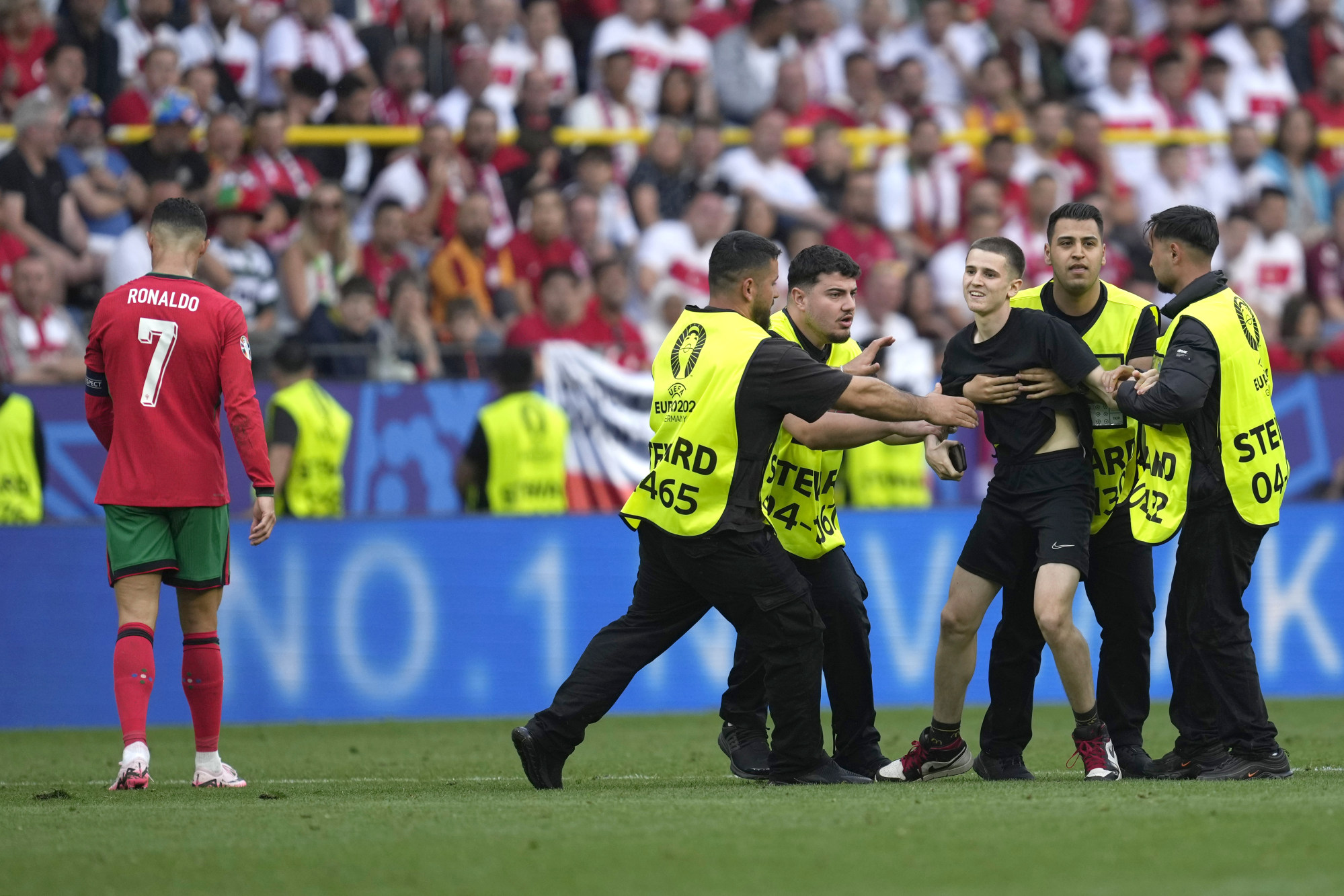 Eurocopa: Invasão de campo na partida entre Portugal e Turquia (Foto: AP)
