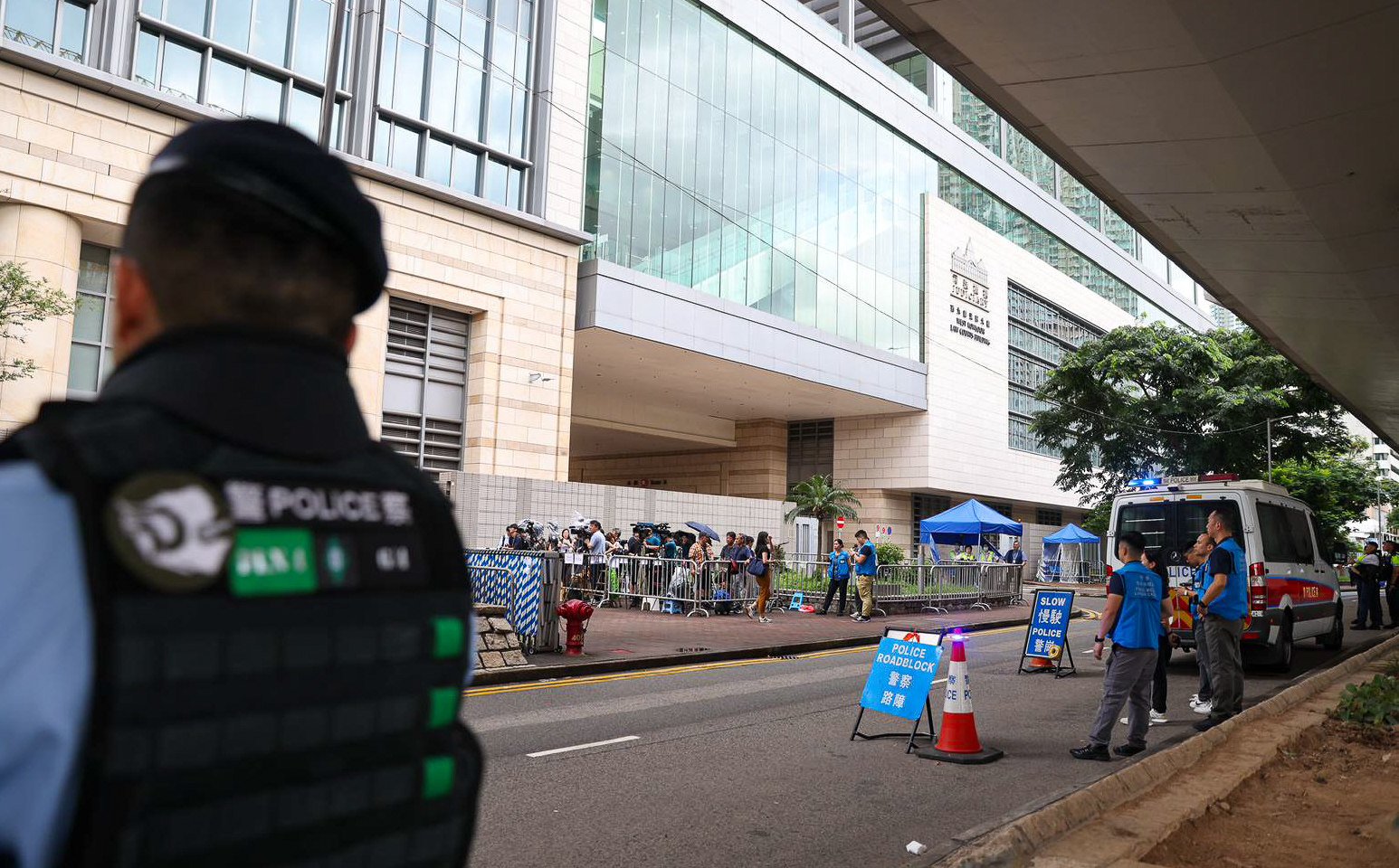 Police on guard outside West Kowloon Court. Photo: Yik Yeung-man