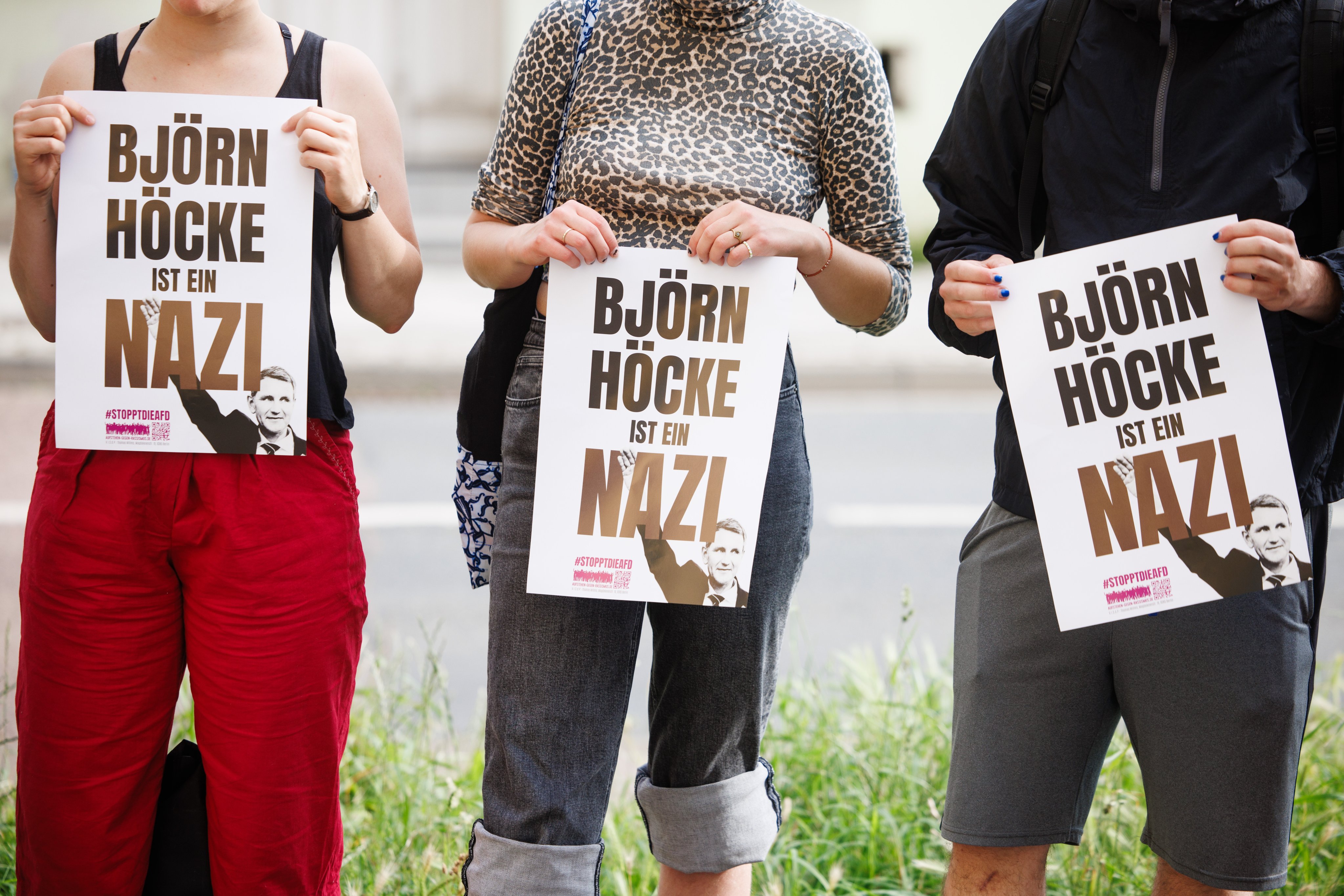Protesters hold placards reading ‘Bjoern Hoecke is a Nazi’ in front of the court. Photo: EPA-EFE