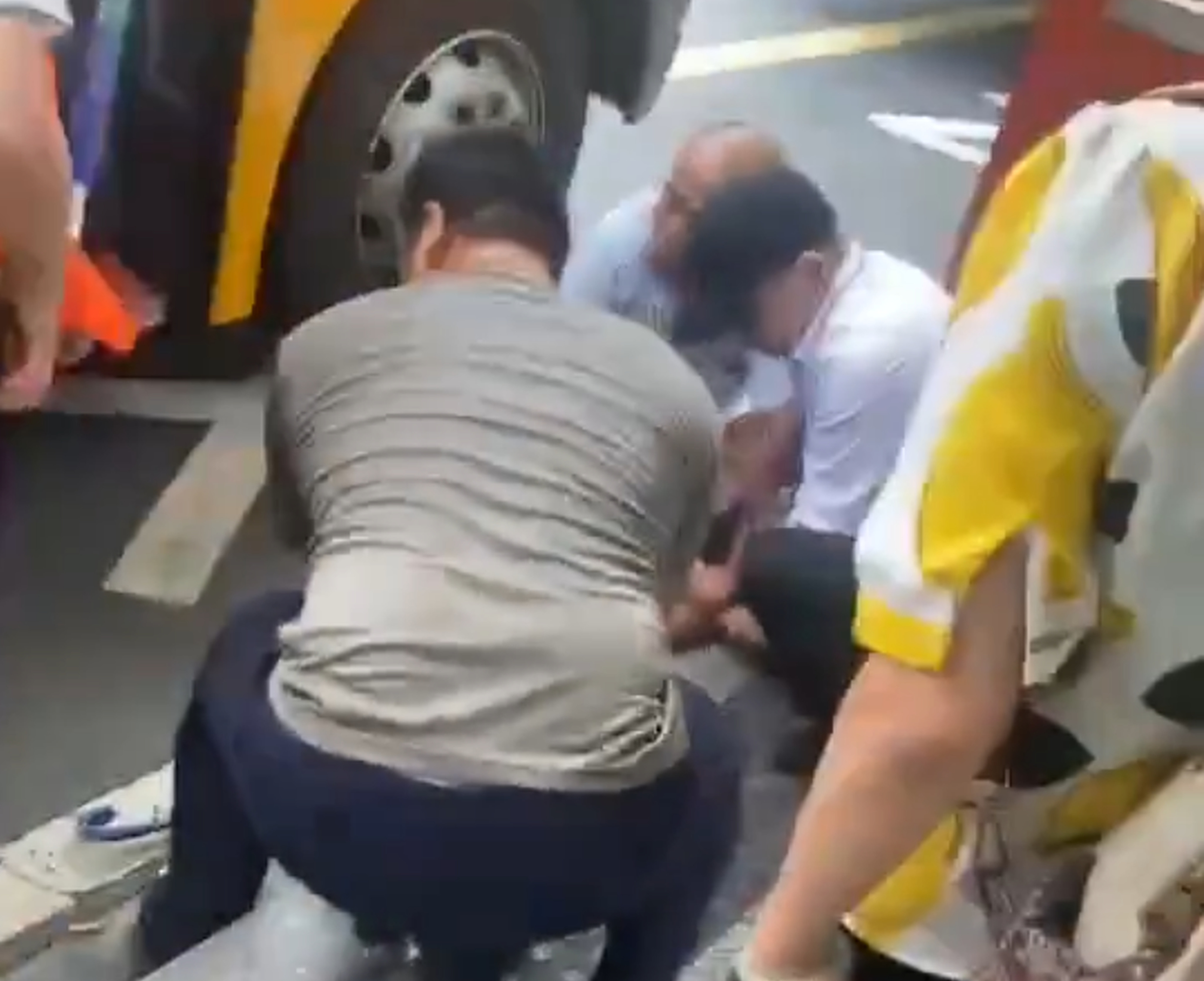 A passer-by captured this image of people responding to the alleged knife attack on a Japanese school bus in Suzhou, eastern China. Photo: X/ @kounanronin