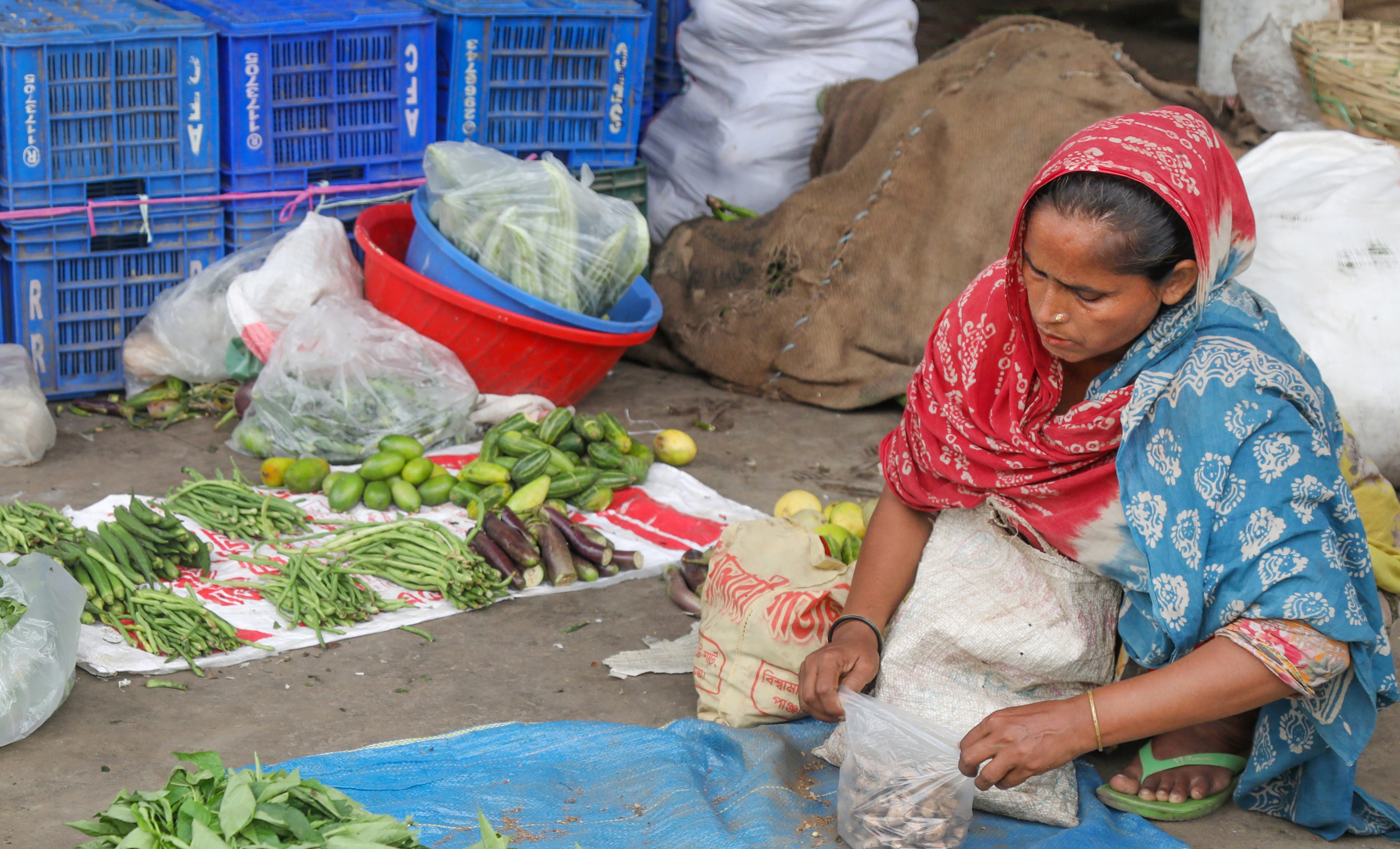 A Bangladeshi street vendor waits for customers to buy vegetables. Inflation has hit Asian nations including Laos, Bangladesh and Indonesia. Photo: EPA-EFE