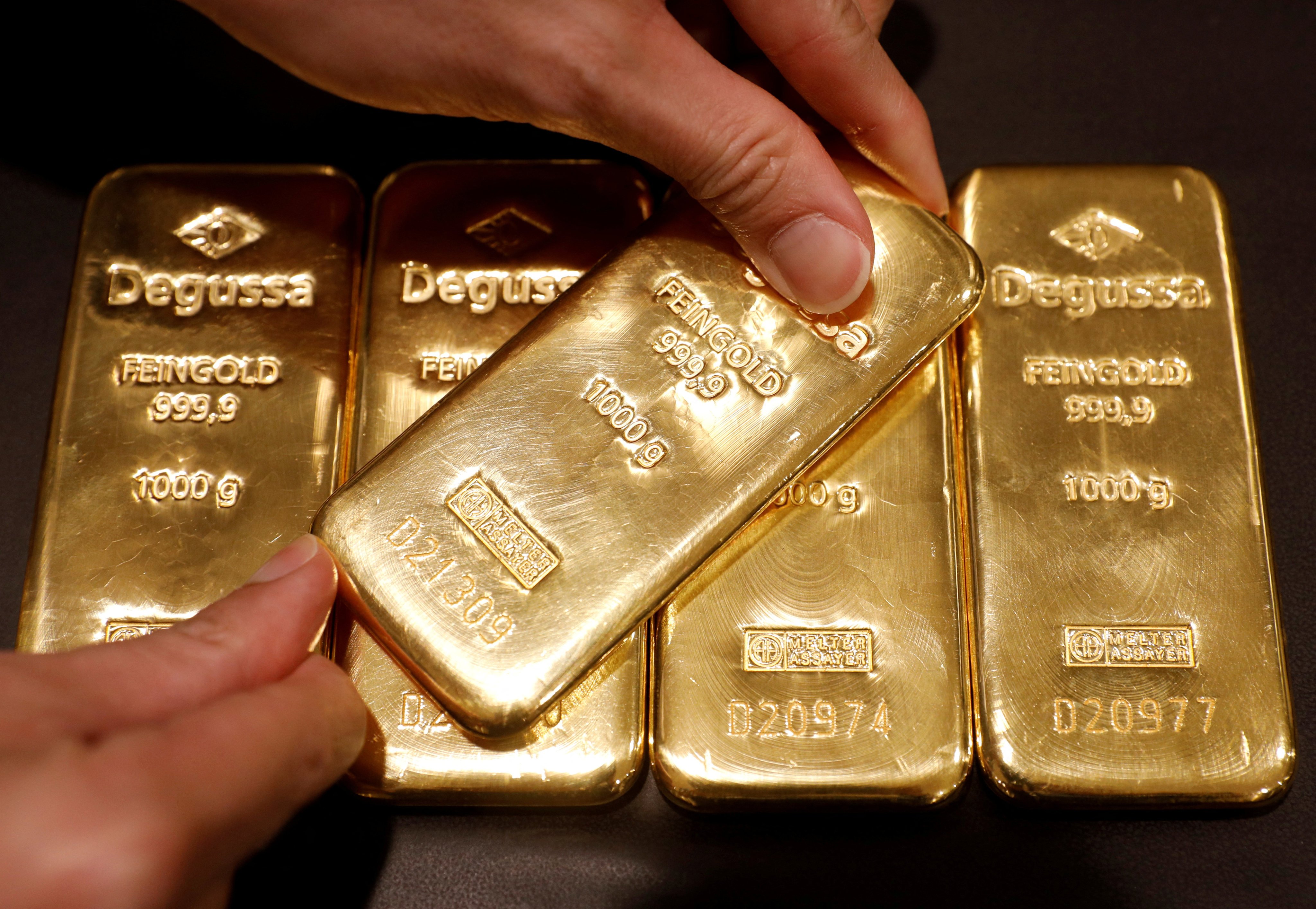 An employee shows gold bullions at Degussa shop in Singapore June 16, 2017. Photo: Reuters