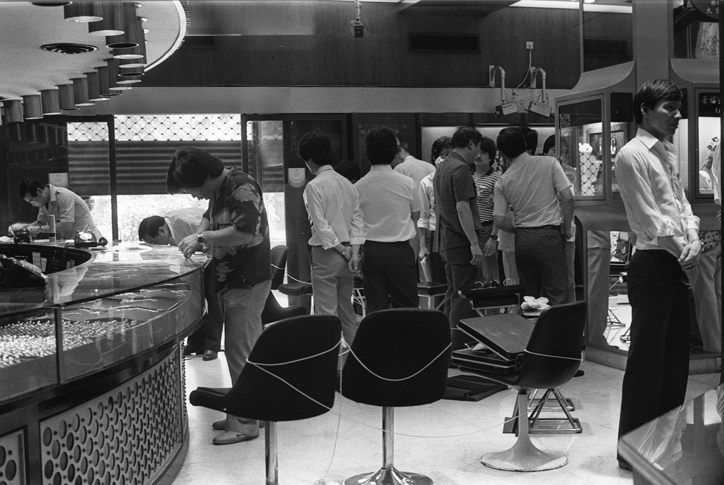 Police investigate at the King Fook Gold and Jewellery Company in Nathan Road in Tsim Sha Shui, Hong Kong, in 1983, after a robbery in which two security guards were killed. Photo: SCMP