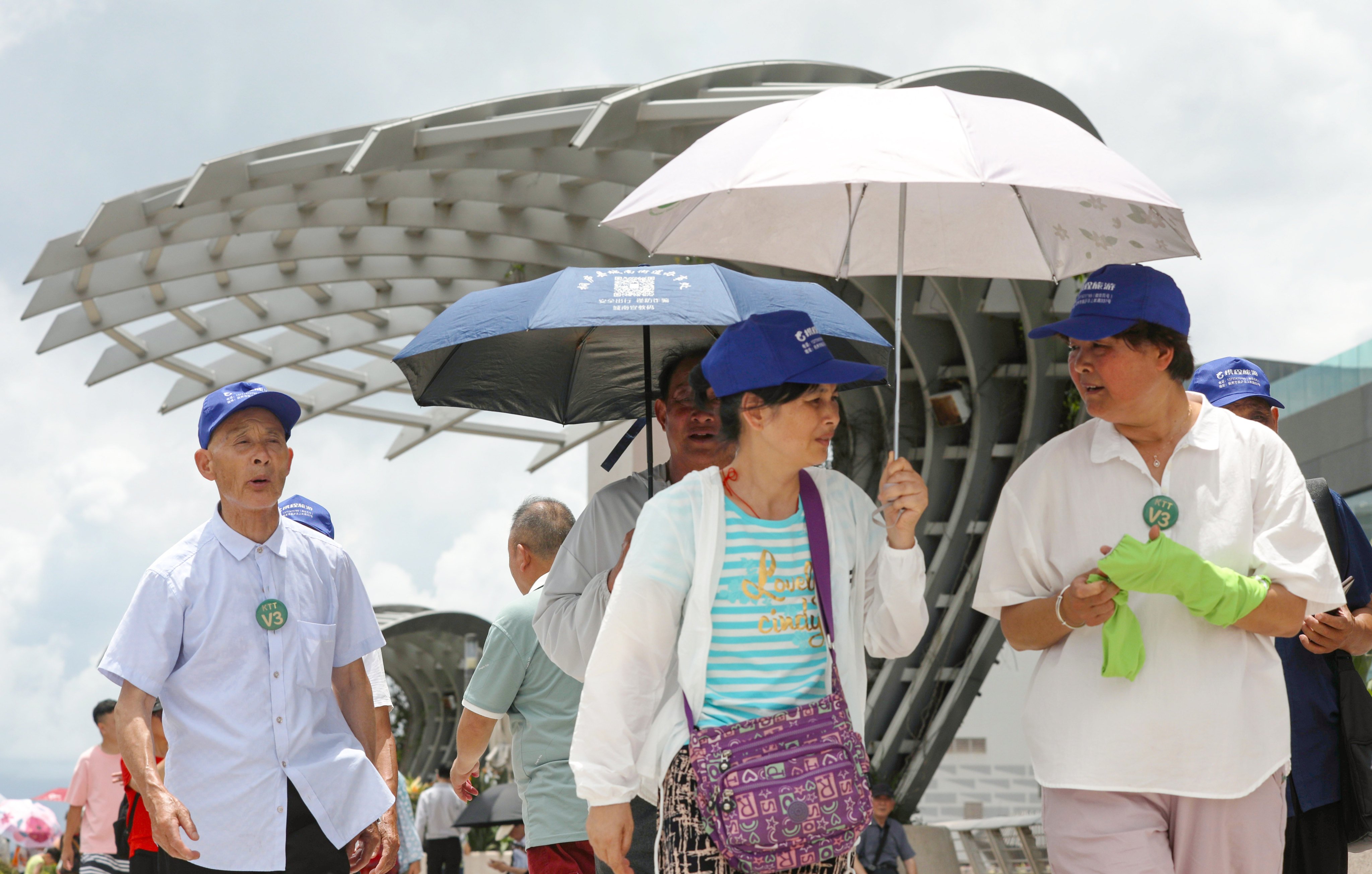 People use umbrellas to shield themselves from the heat. Photo: Sun Yeung