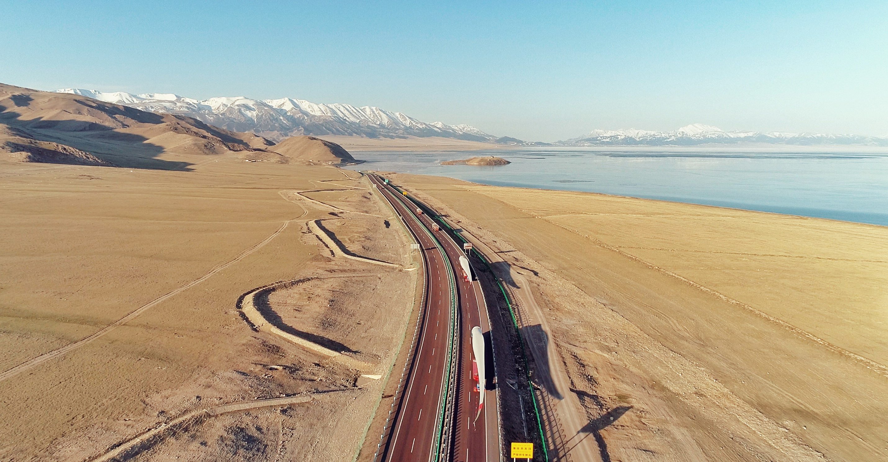 Photo taken on April 24, 2020 shows trucks loaded with wind turbine blades running on a road along the Sayram Lake basin in northwest China’s Xinjiang Uygur Autonomous Region. These wind turbine blades are used for a 50-megawatt wind farm in Kazakhstan’s Kostanay Region Photo: Xinhua