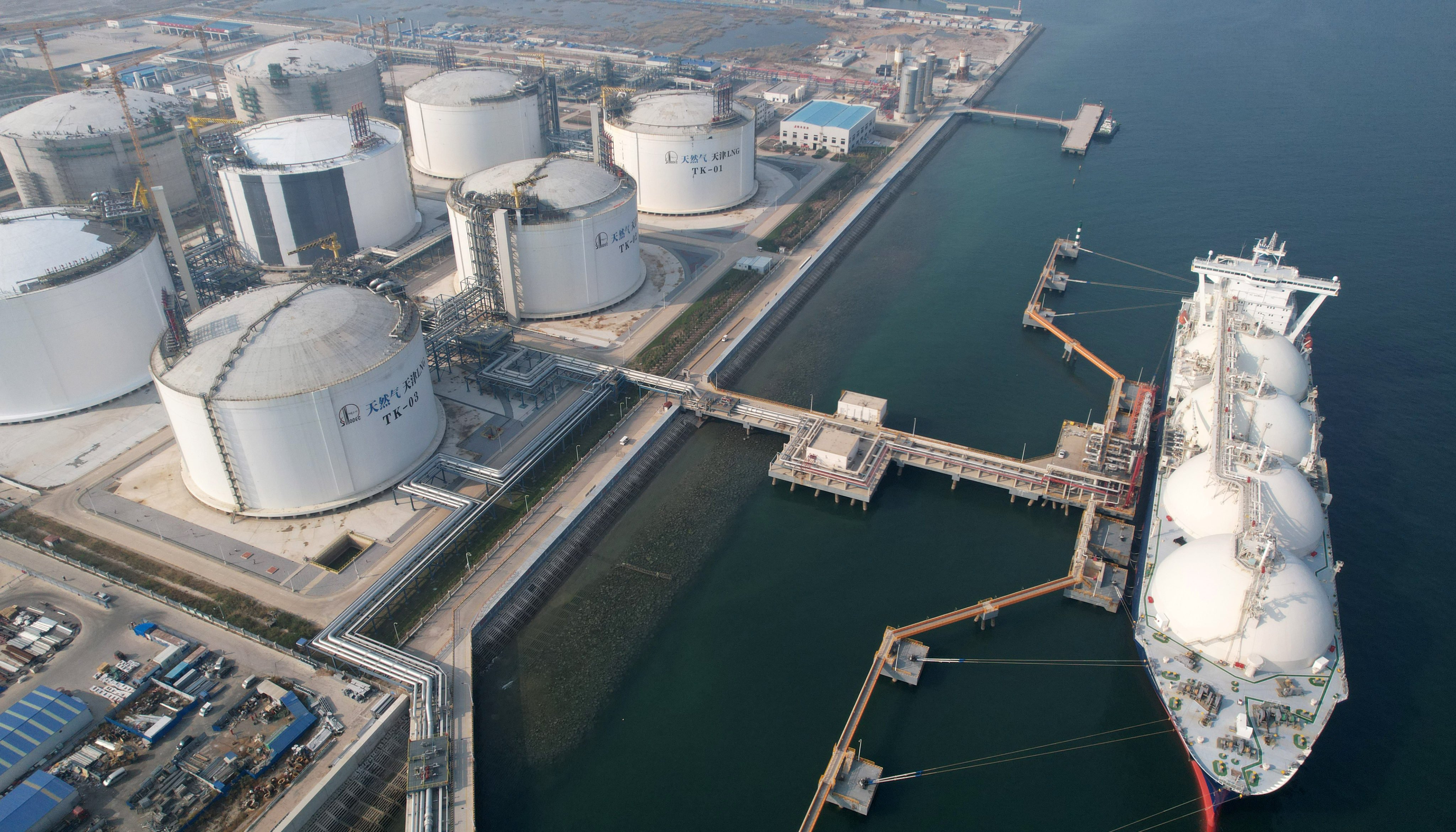 A LNG carrier is berthed at Sinopec’s Tianjin receiving station. The share of power generated from natural gas in China has remained static at 3 per cent since 2015. Photo: Xinhua