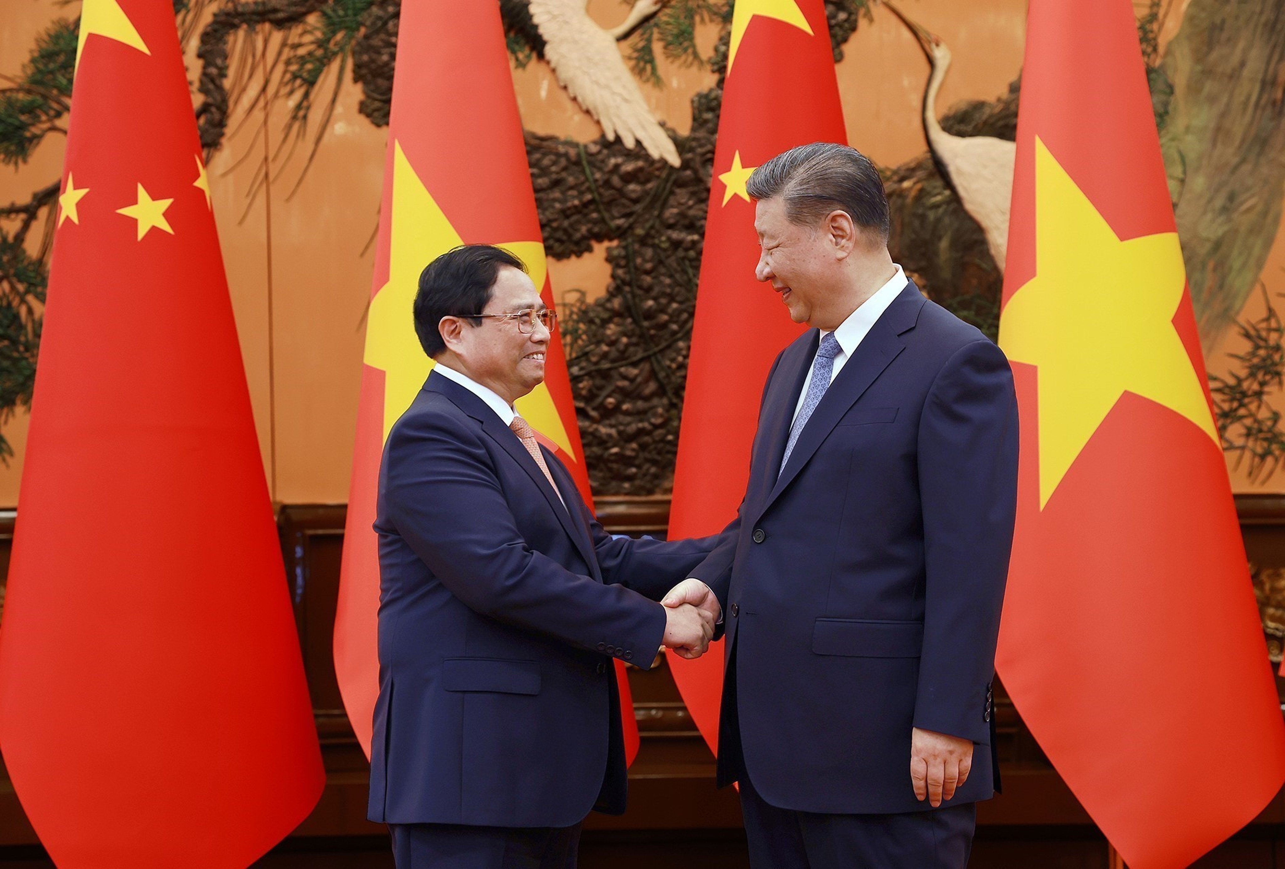 Vietnamese Prime Minister Pham Minh Chinh (left) with Chinese President Xi Jinping at the Great Hall of the People in Beijing on Wednesday. Photo: Handout