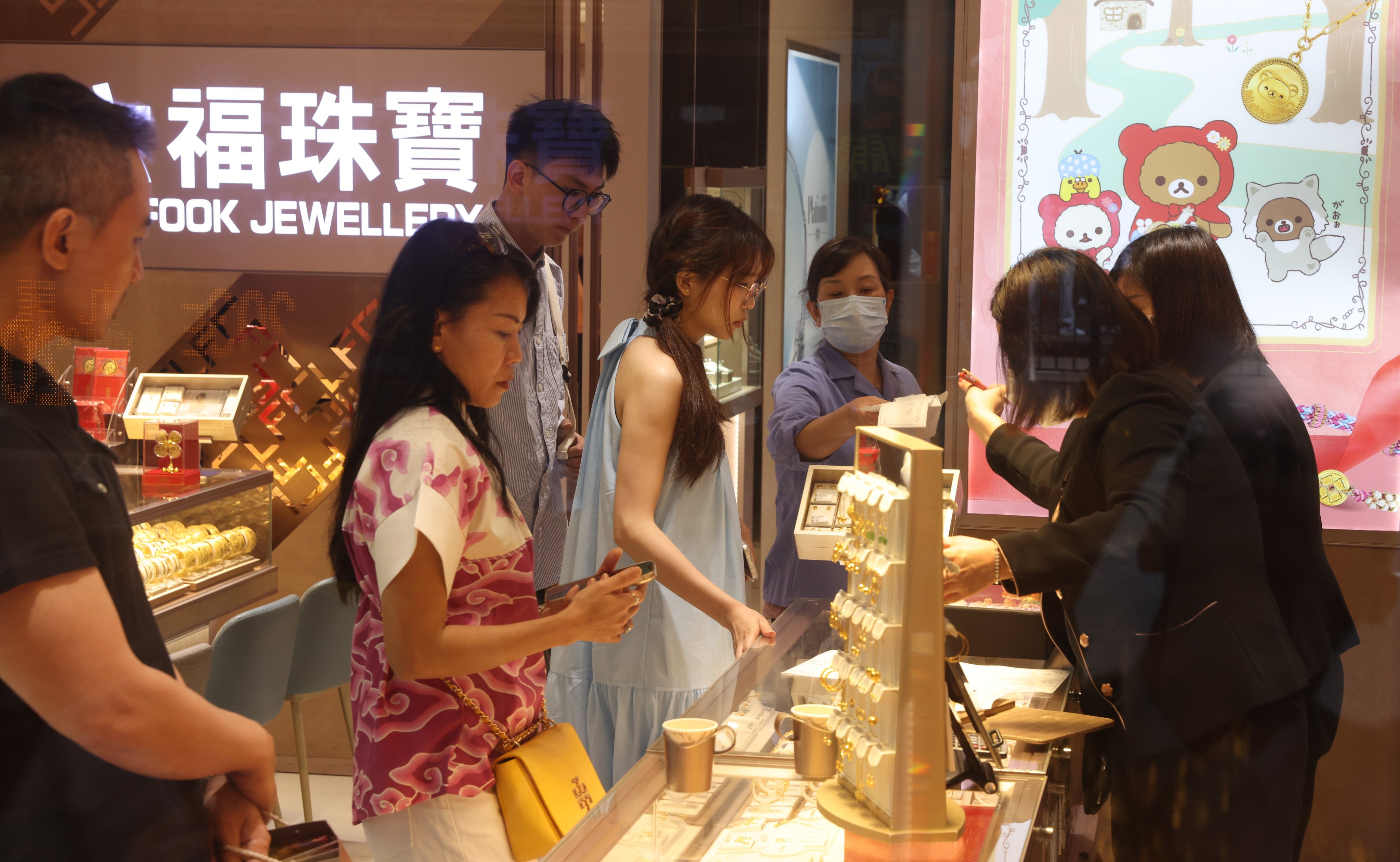 Mainland China tourists at a jewelry and gold shop in Mong Kok. Photo: Yik Yeung-man