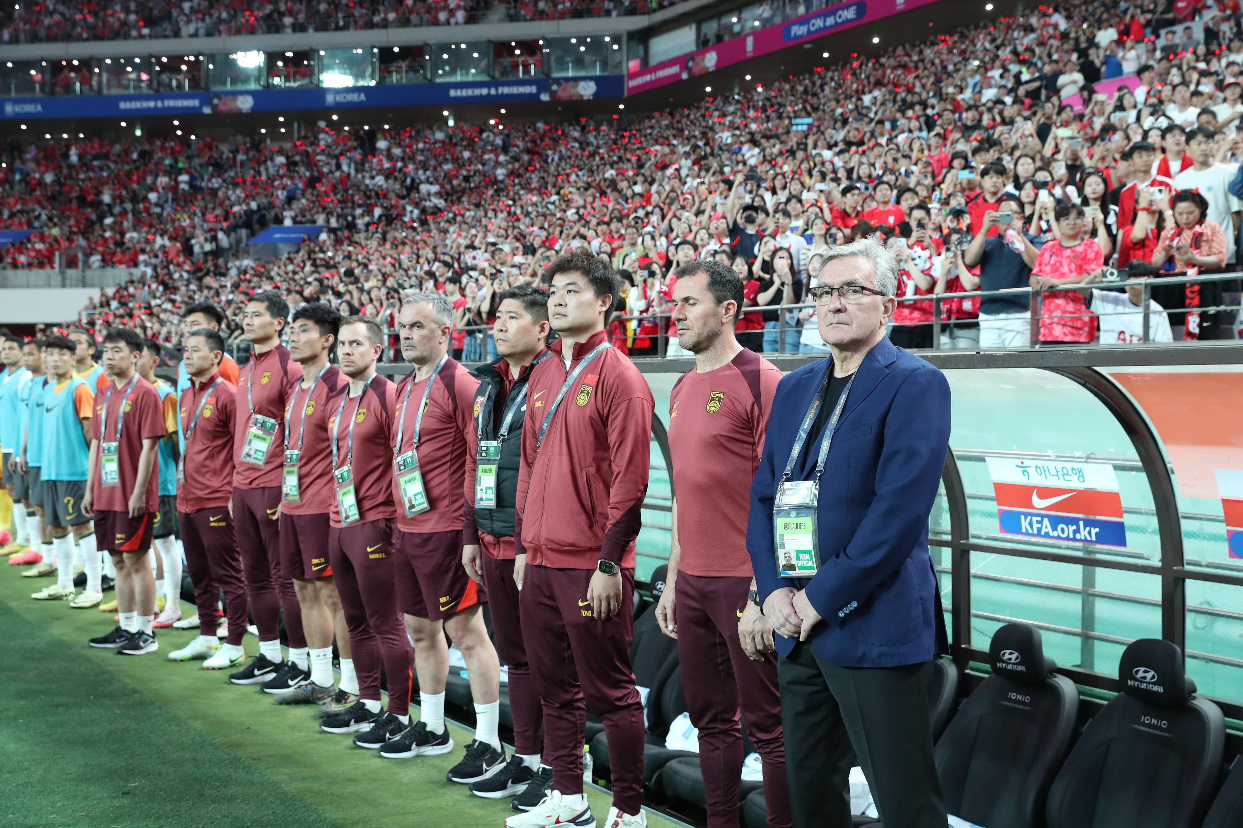 China head coach Branko Ivankovic (right), will lead his side through the next stage of qualifying for the 2026 World Cup. Photo: Xinhua
