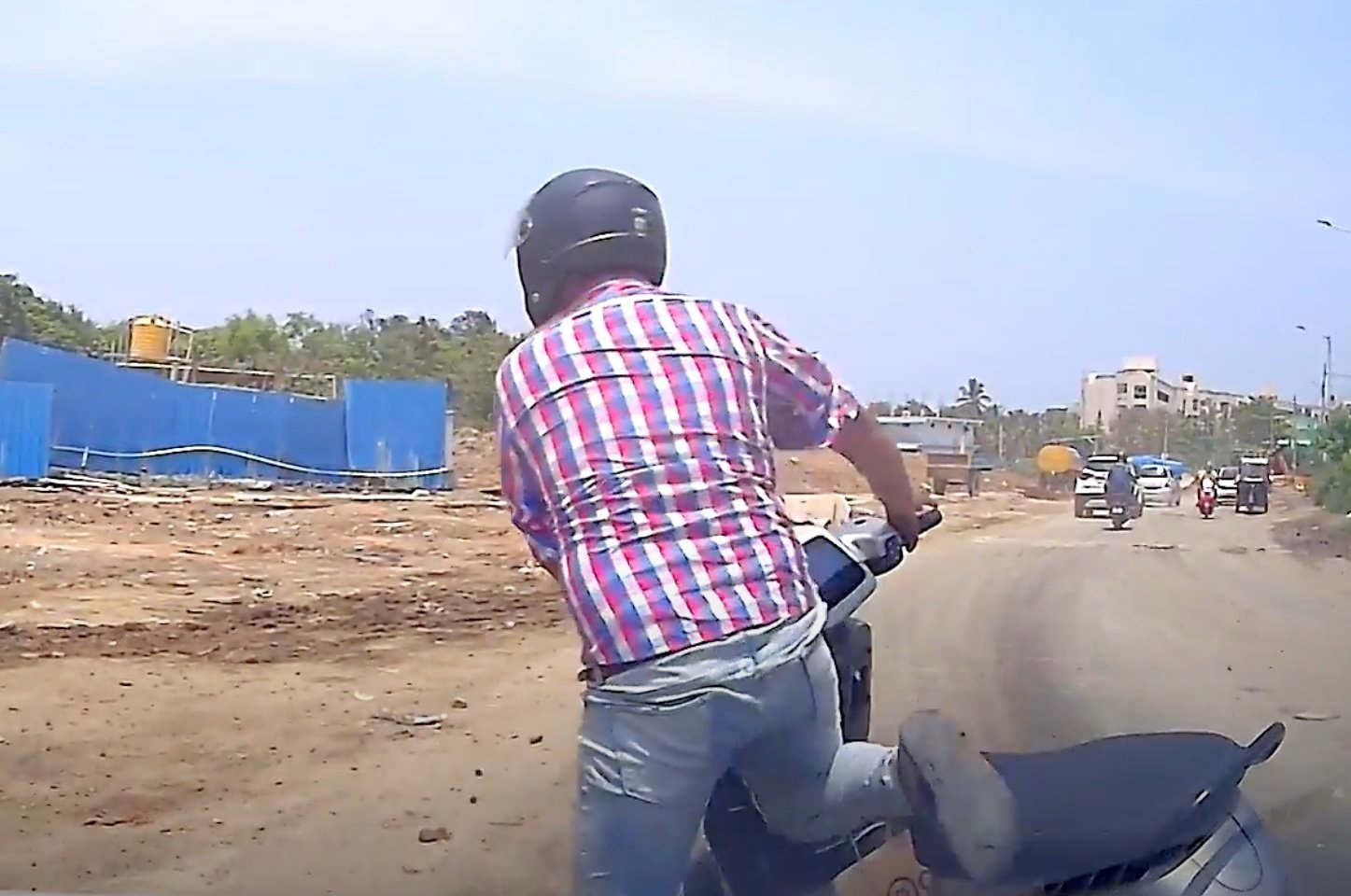 Dashcam video captures a brazen biker gang member boxing in a Bengaluru driver. Photo: Deepak Jain/Handout