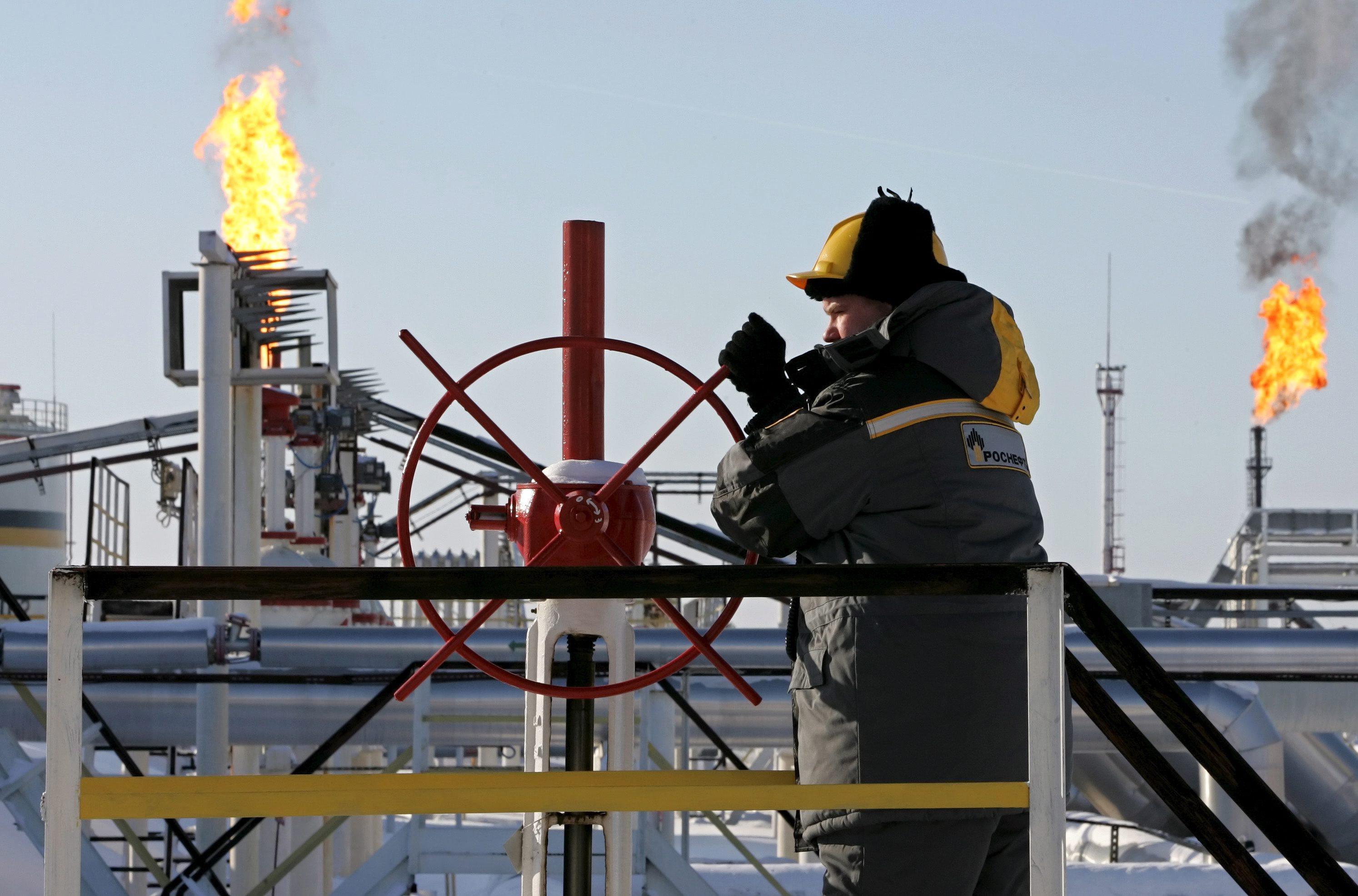 Transporting crude oil across a frigid environment requires the liquid to be kept at a temperature above freezing point, which is becoming a problem, researchers say. Photo: EPA