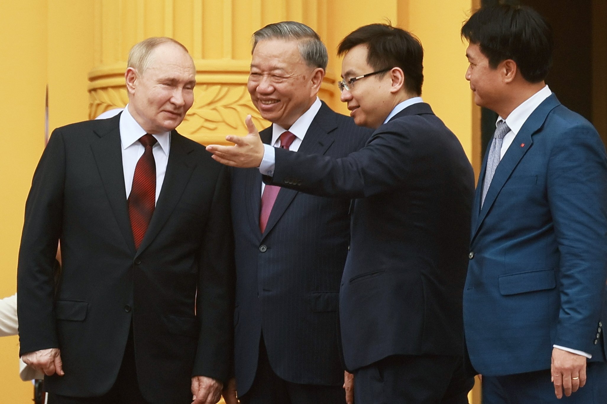 Russian President Vladimir Putin and Vietnamese President To Lam outside the Presidential Palace in Hanoi on June 20. Photo: EPA-EFE/Sputnik