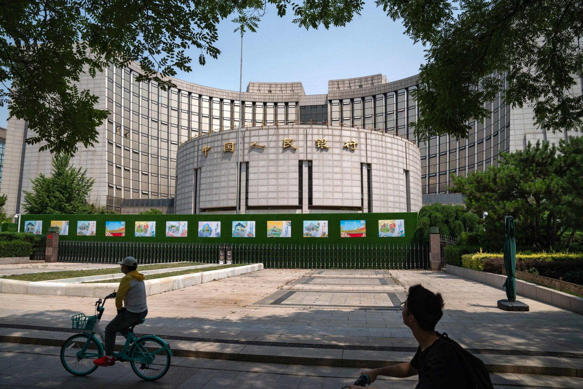 The People’s Bank of China has said it will begin borrowing treasury bonds from some primary market traders, potentially opening the bank to entering the secondary bond market. Photo: Bloomberg