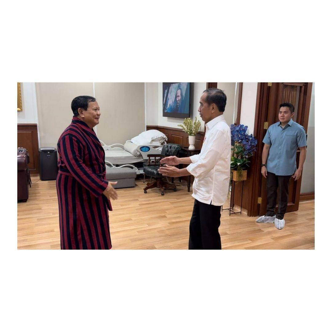 Prabowo Subianto (right) meeting with President Joko Widodo following the president-elect’s recent surgery. Photo: Instagram / @prabowo