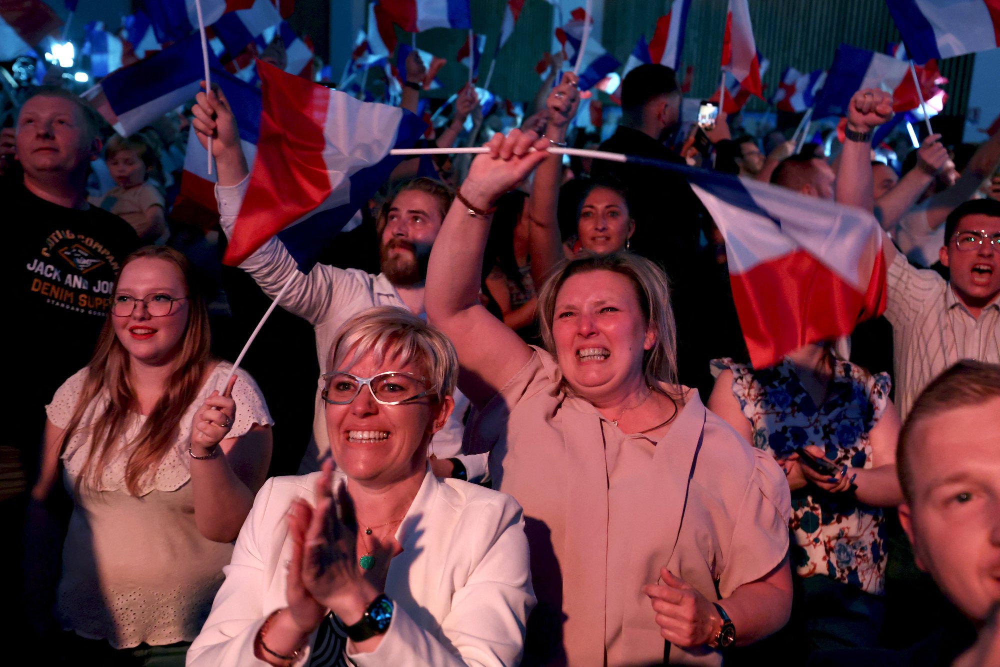 La extrema derecha francesa gana la primera vuelta de las elecciones y la alianza con Macron queda en tercera posición, según las encuestas