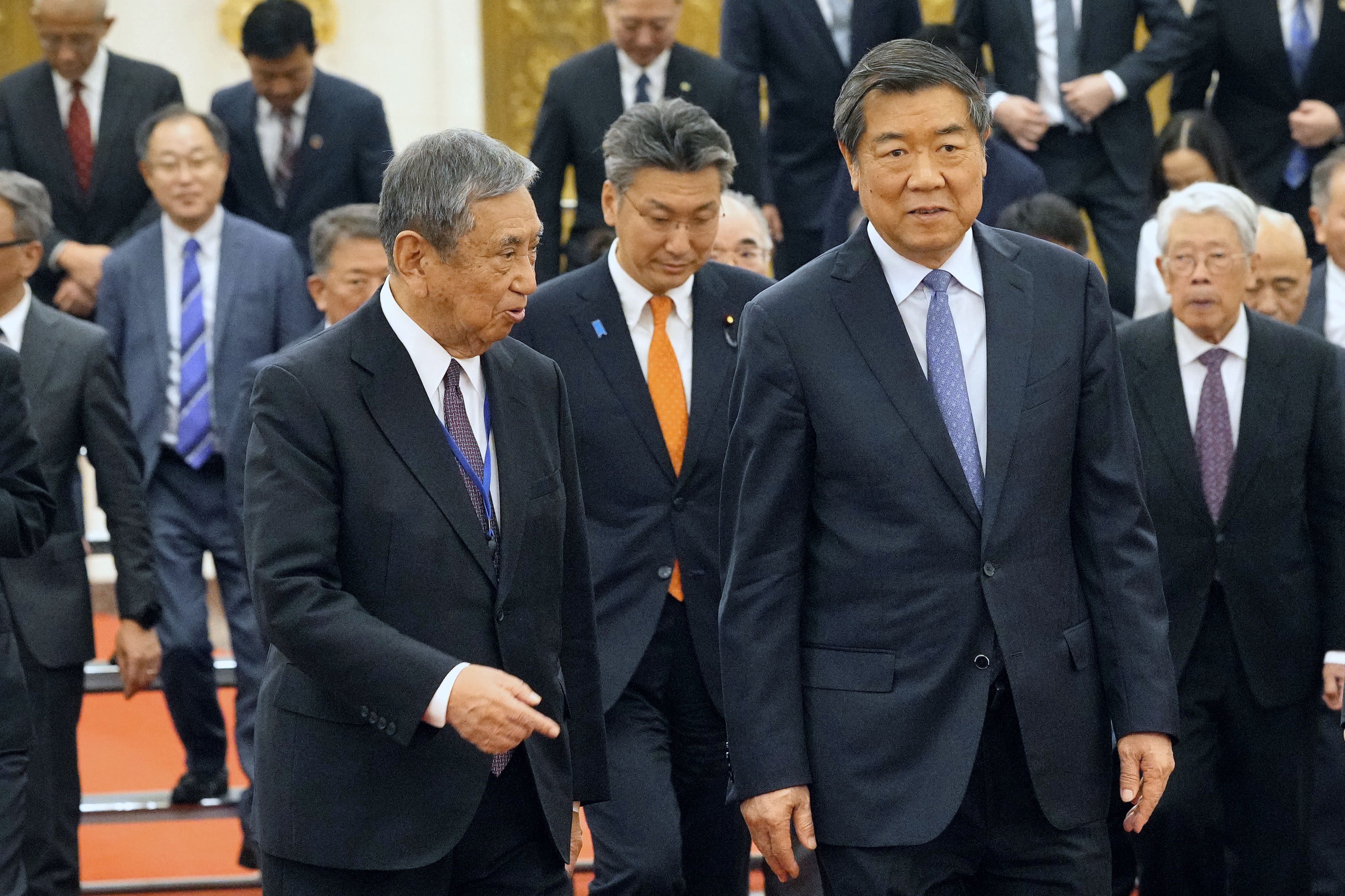Former speaker of Japan’s House of Representatives Yohei Kono, front left, and Chinese vice-premier He Lifeng, front right, walk to their meeting in Beijing. Photo: Kyodo