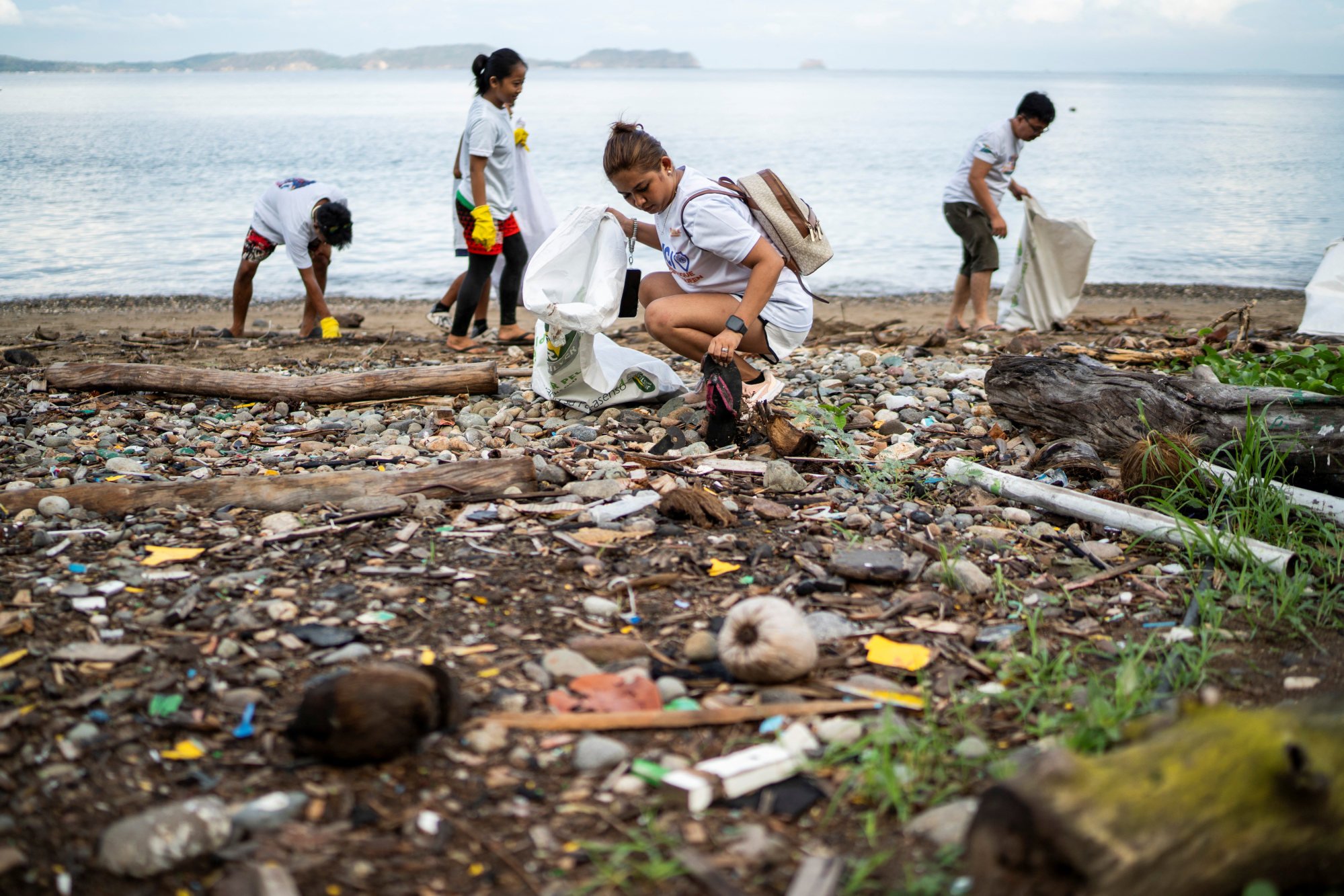 Una ciudad costera filipina cambia basura por arroz para limpiar la costa y reducir los costos de los alimentos