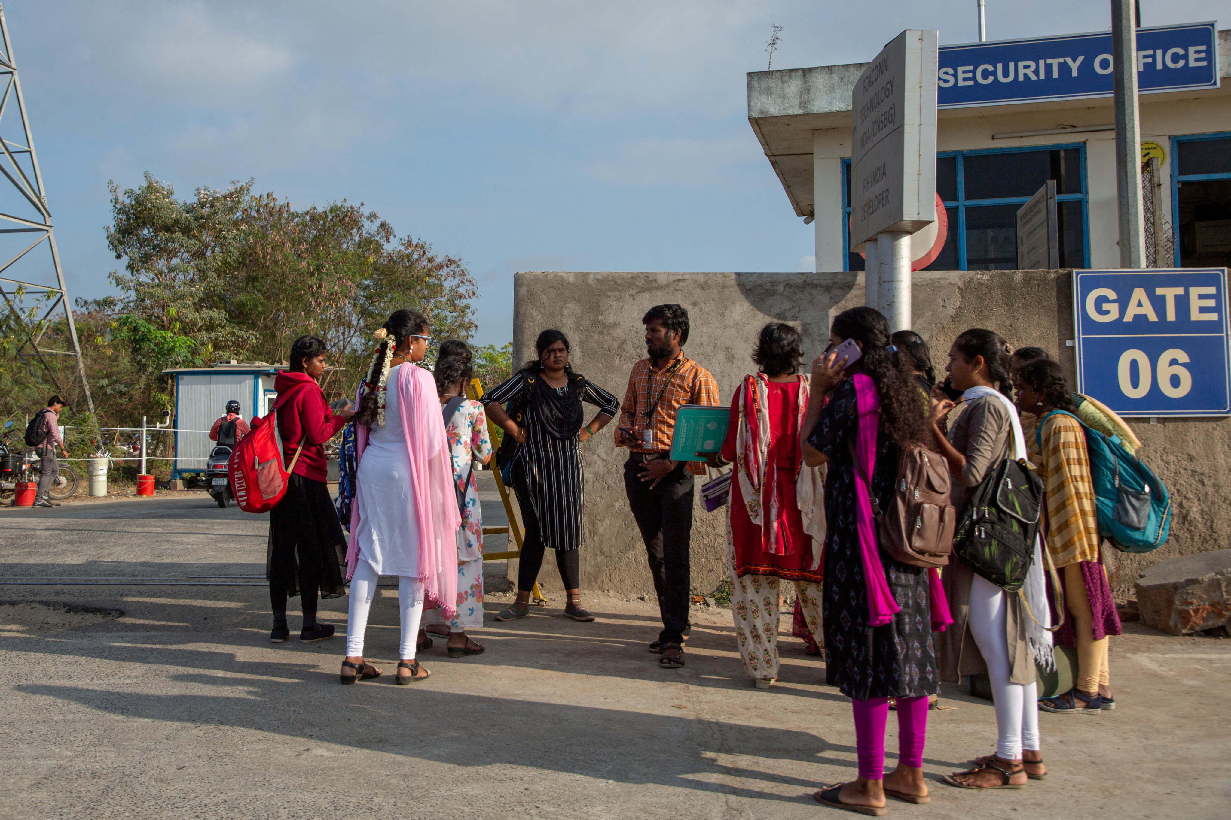 Job aspirants talk with a hiring agent outside the Foxconn factory, where workers assemble iPhones for Apple, near Chennai, India, April 1, 2024. Photo: Reuters