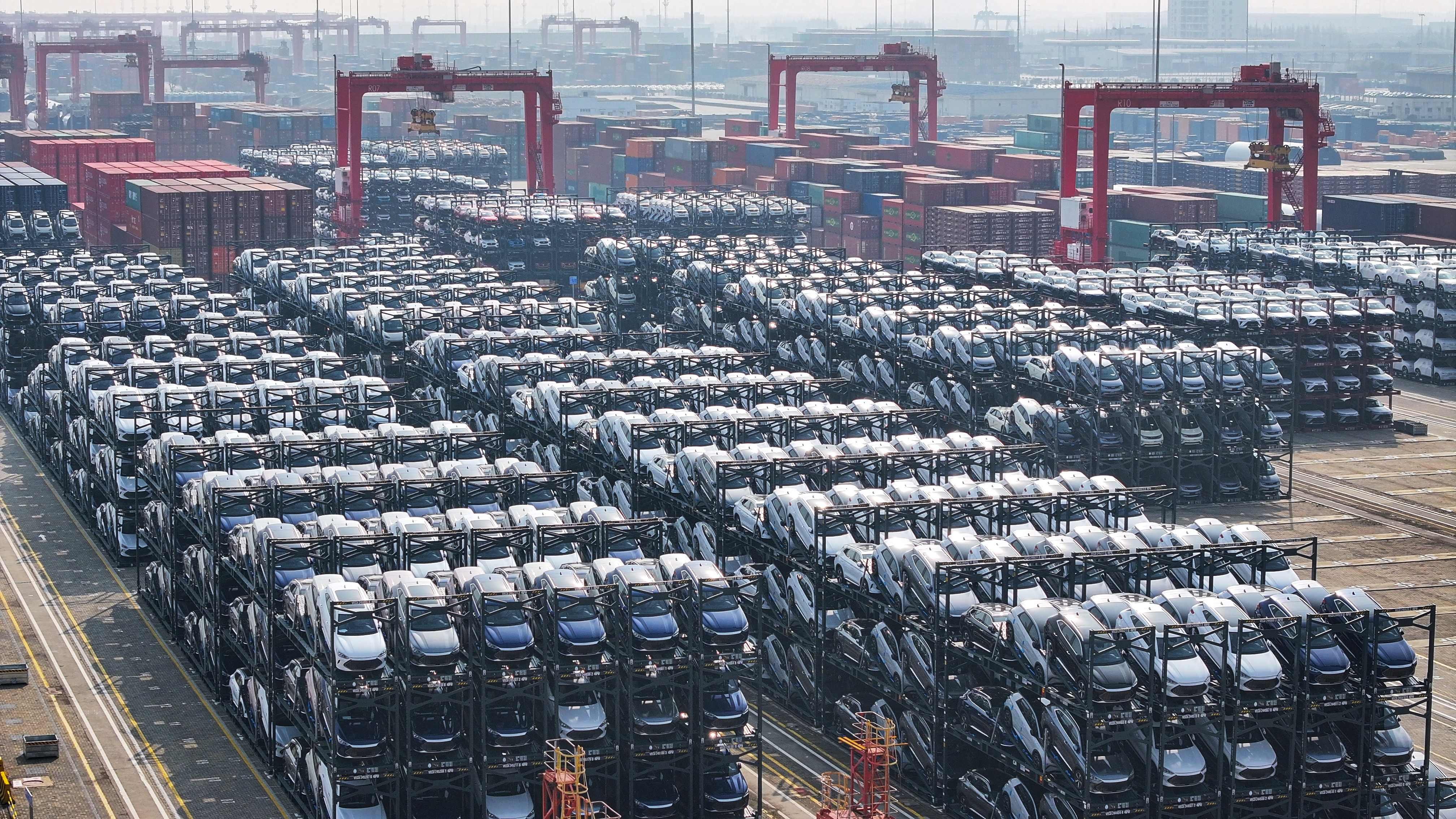 BYD electric cars waiting to be loaded onto a ship at Taicang Port in Suzhou, in China’s eastern Jiangsu province on February 8, 2024. Hong Kong stocks retreated, underperforming regional markets, after the European Union announced provisional import tariffs on Chinese electric vehicles.  Photo : AFP