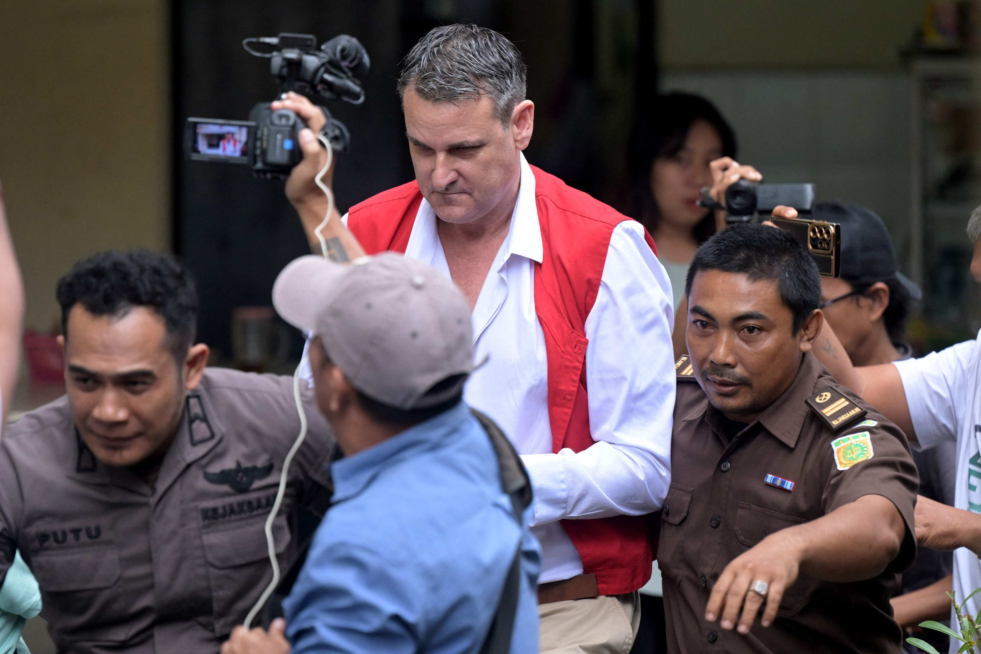 Troy Andrew Smith (centre) arrives at a courtroom to attend his trial in Denpasar, Bali, on July 4. Photo: AFP