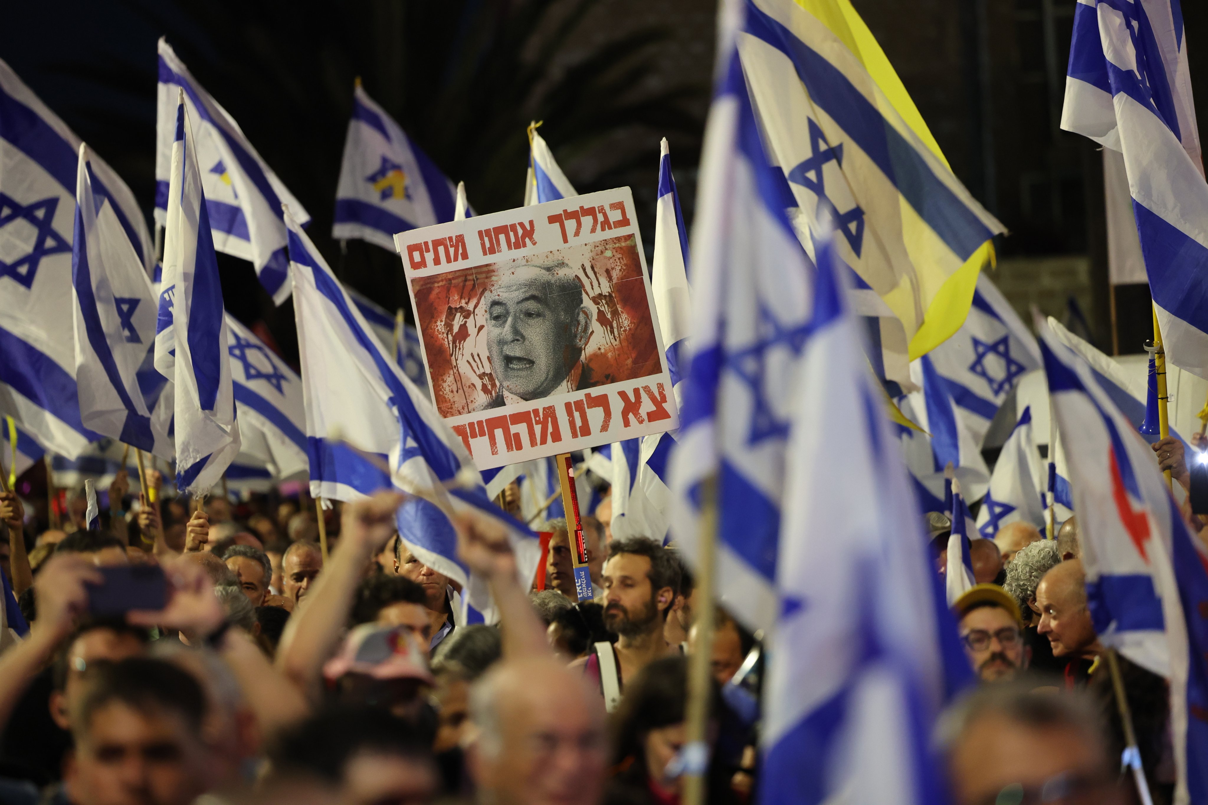Protesters gather outside the residence of Israeli Prime Minister Benjamin Netanyahu in Jerusalem on Thursday. Photo: EPA-EFE
