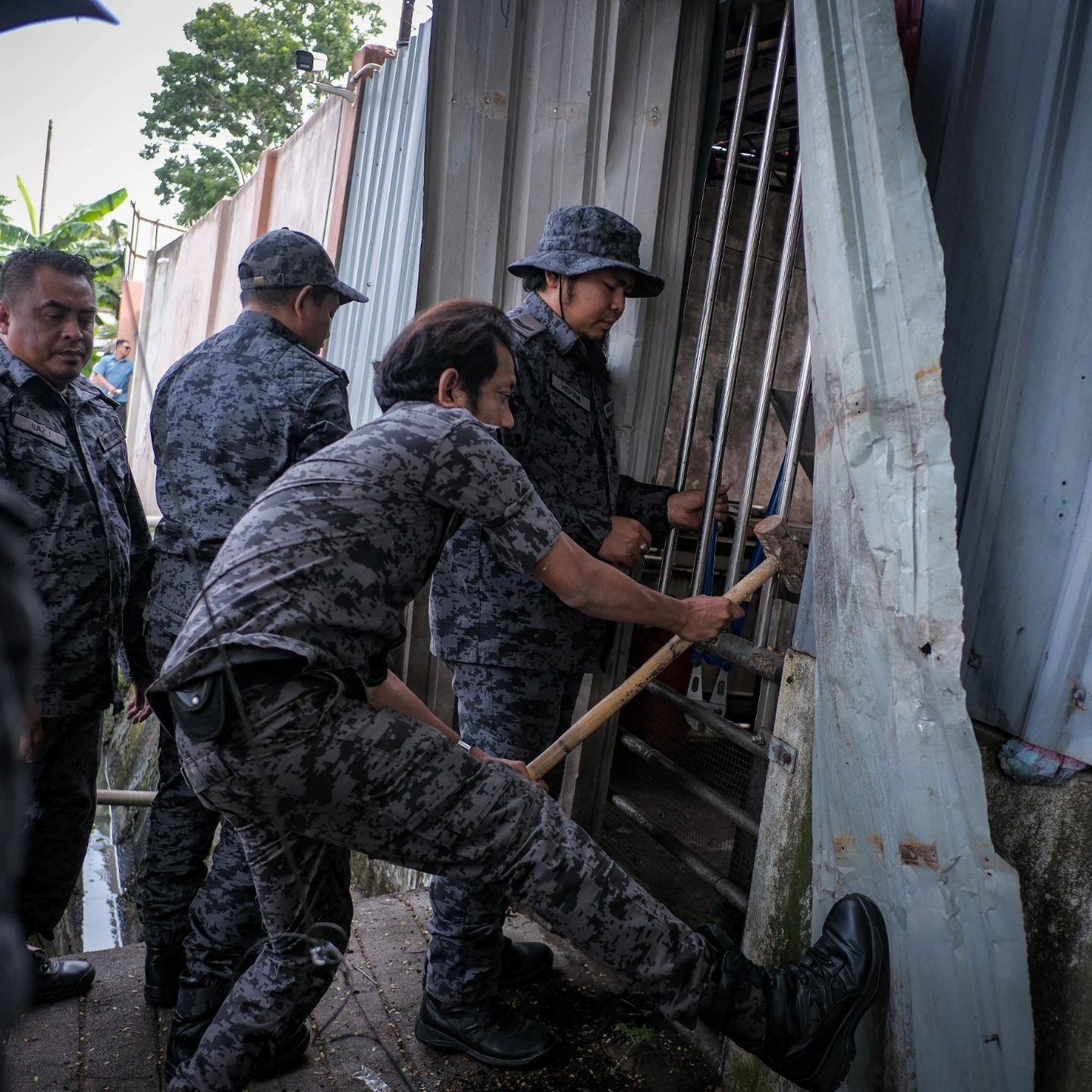 Royal Malaysian Police raiding illegal waste processing factories in Kedah state. Photo: Ministry of Natural Resources and Environmental Sustainability